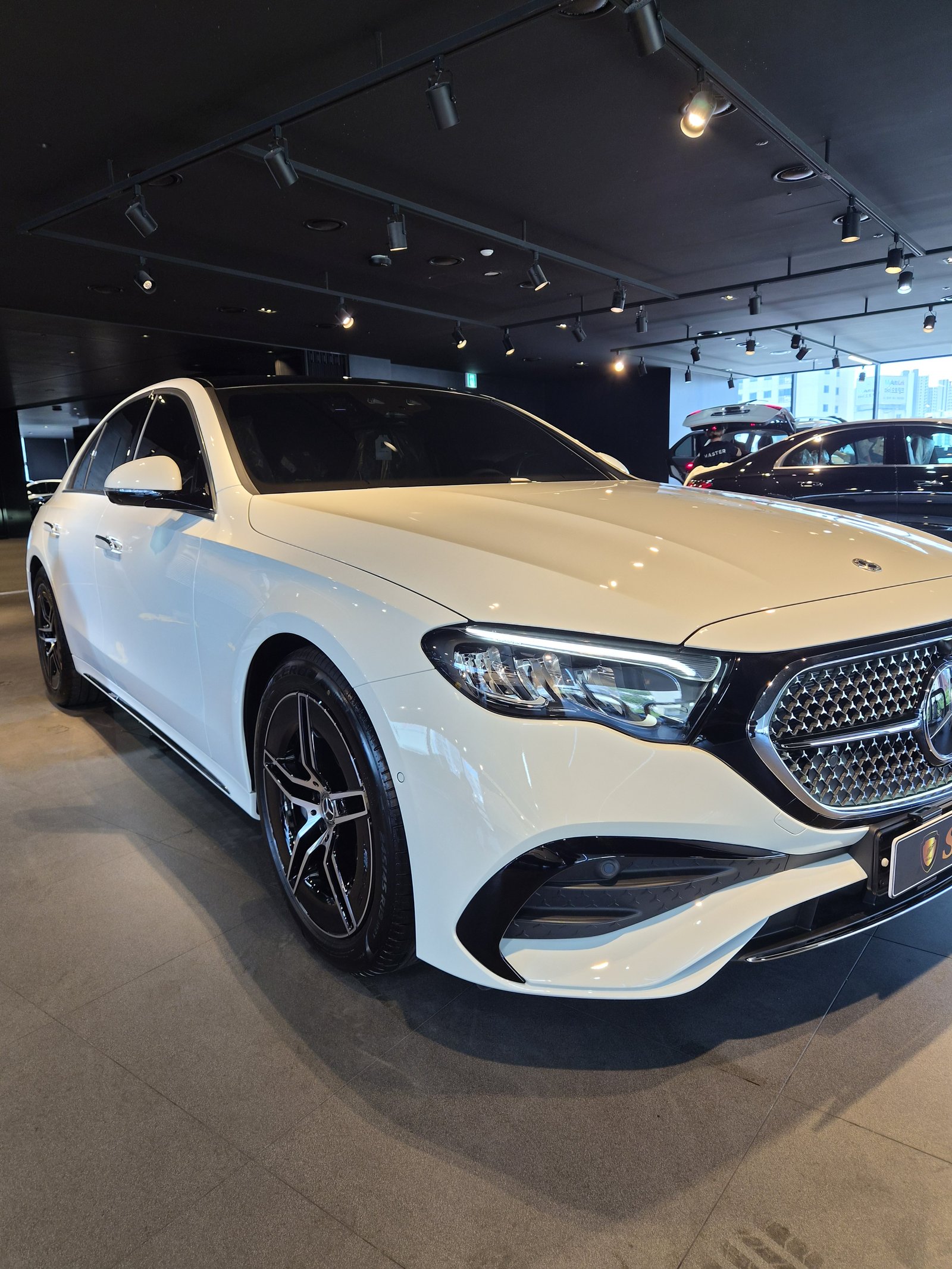 벤츠 E200 백색 신차 전측면 - 부산 유리막코팅