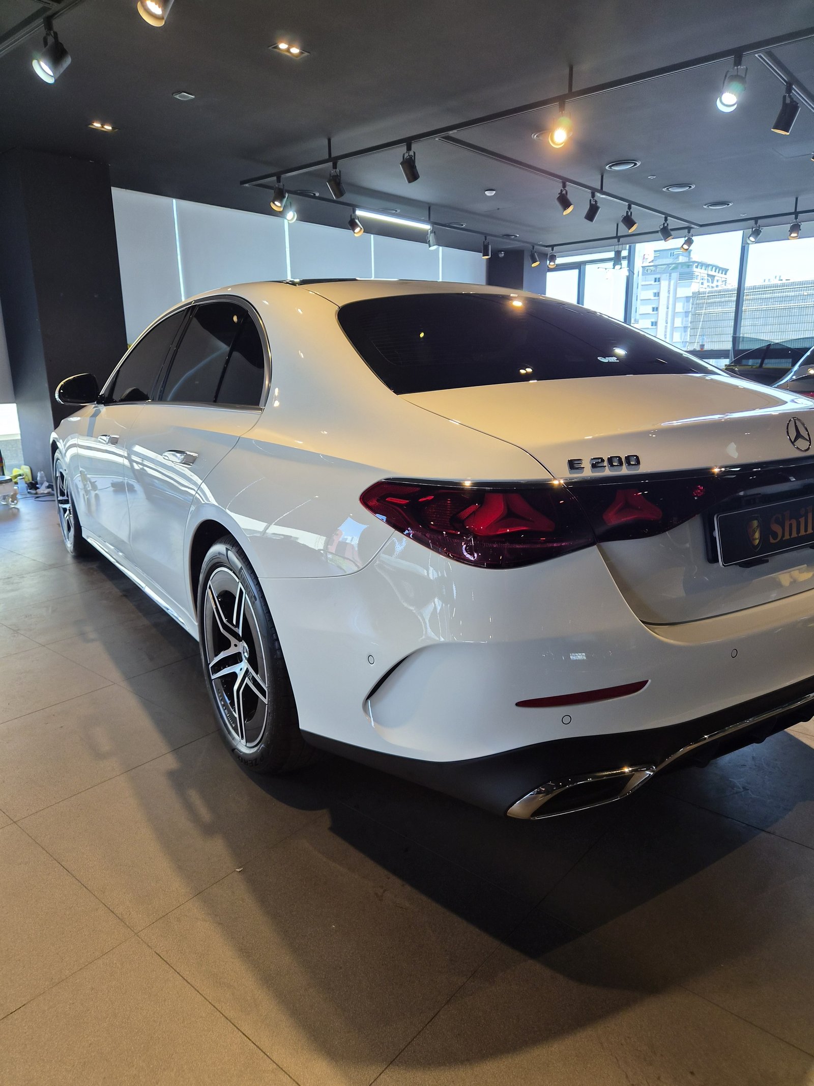 벤츠 E200 백색 신차 후측면 클로즈업 - 부산 유리막코팅