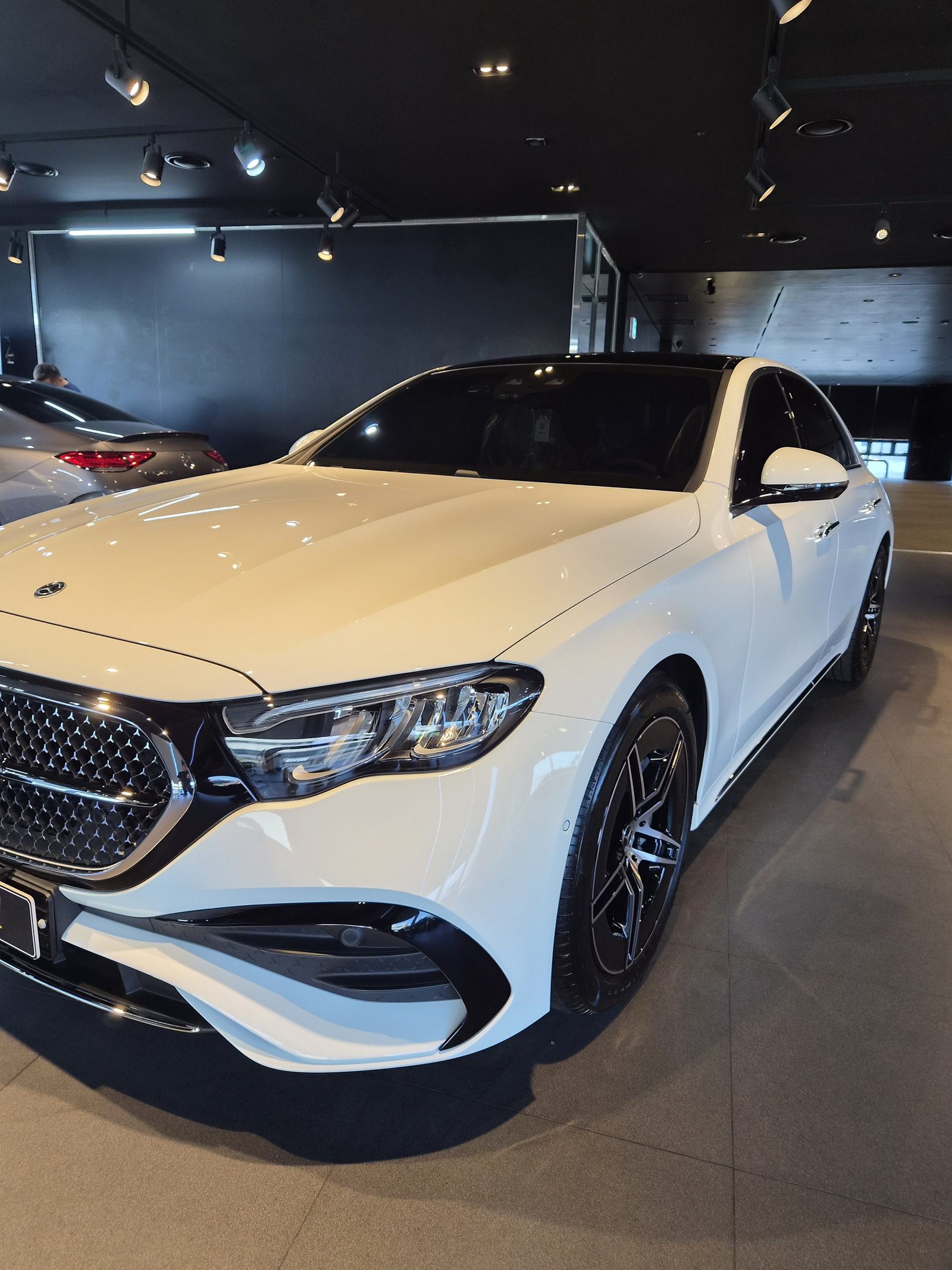 벤츠 E200 백색 신차 전측면 - 부산 유리막코팅