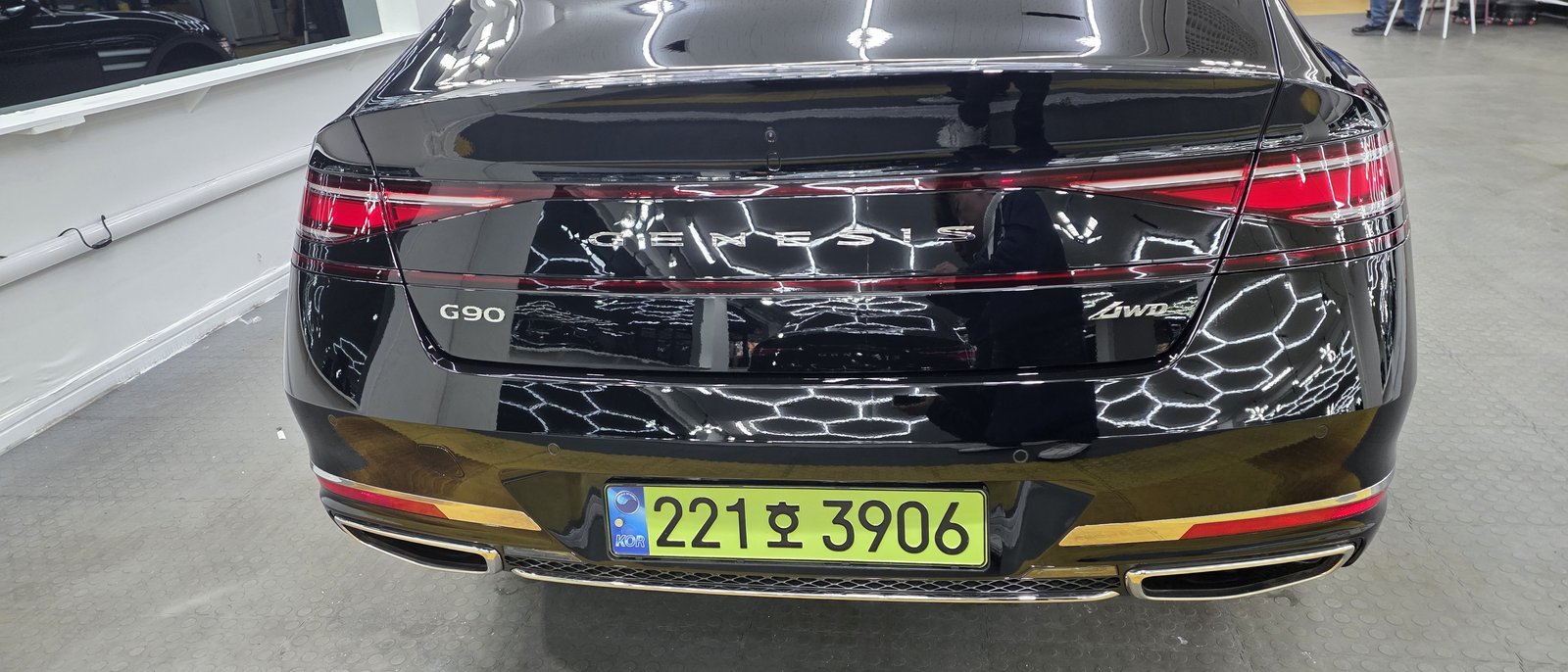 제네시스 G90 검정 신차 후면 G90 로고 - 부산 쉴드광택 신차코팅