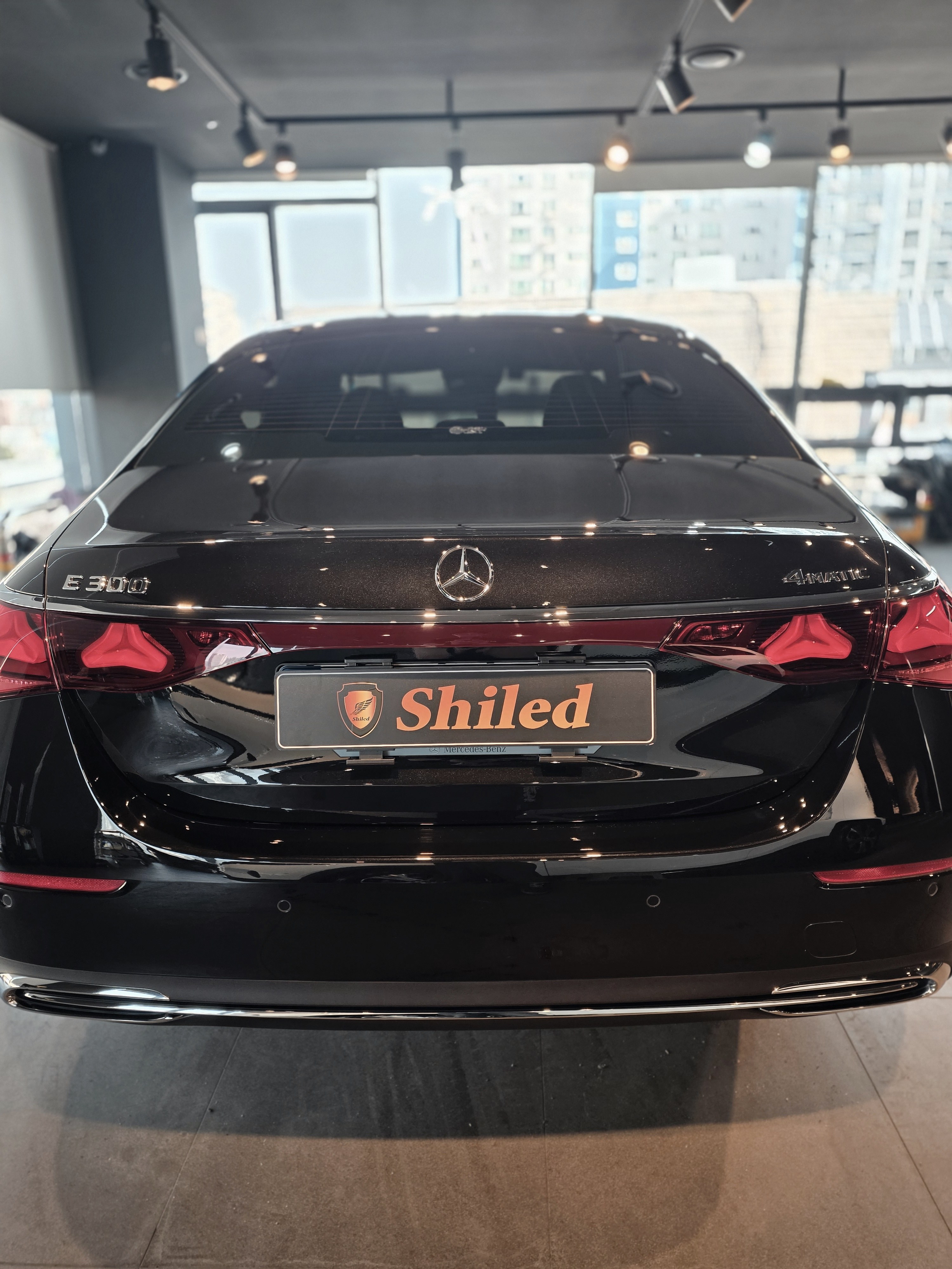 벤츠 E300 검정 리어램프 반사 - 부산 쉴드광택