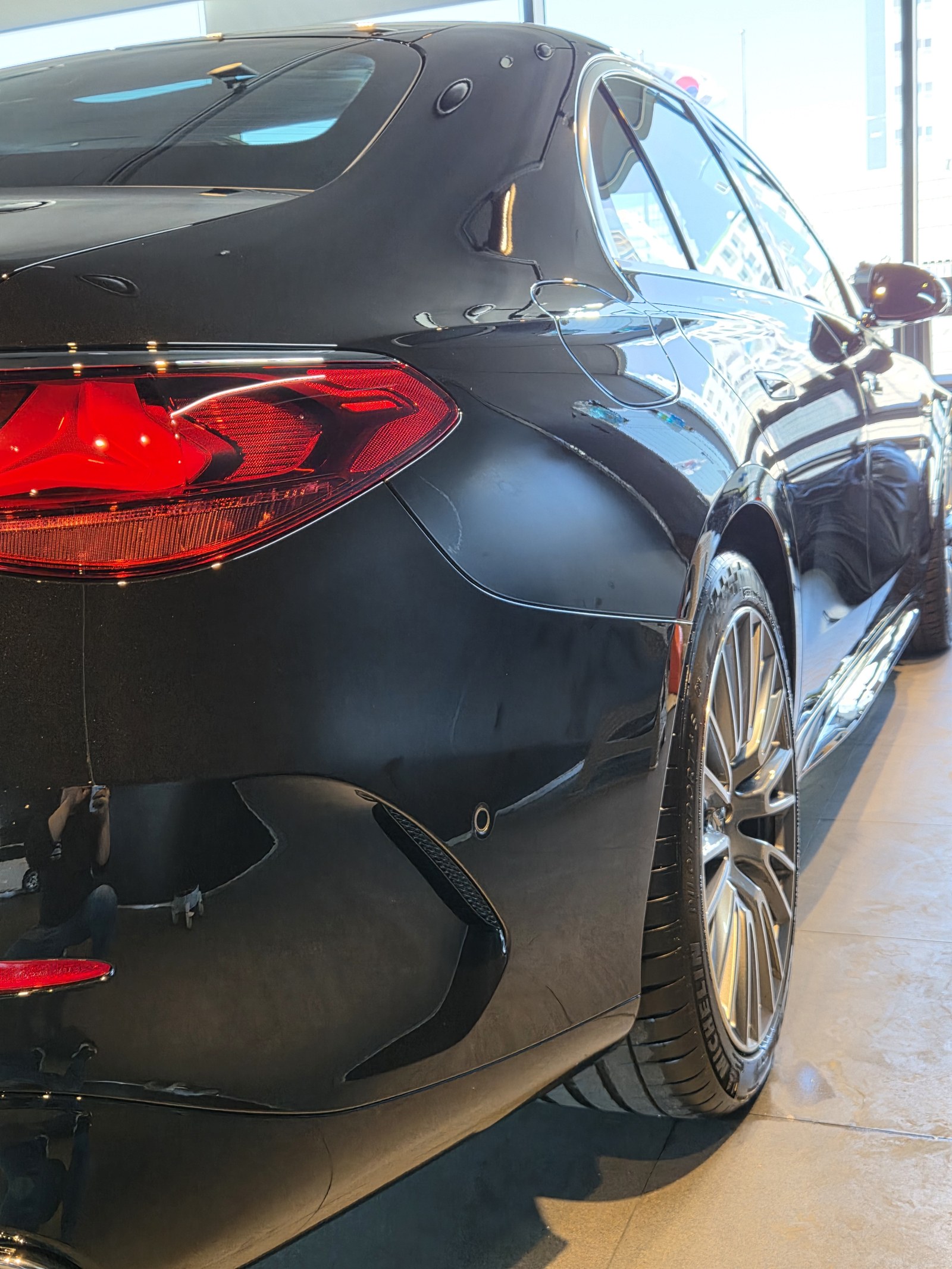 벤츠 AMG E53 후면 펜더 광택 후 - 부산 광택