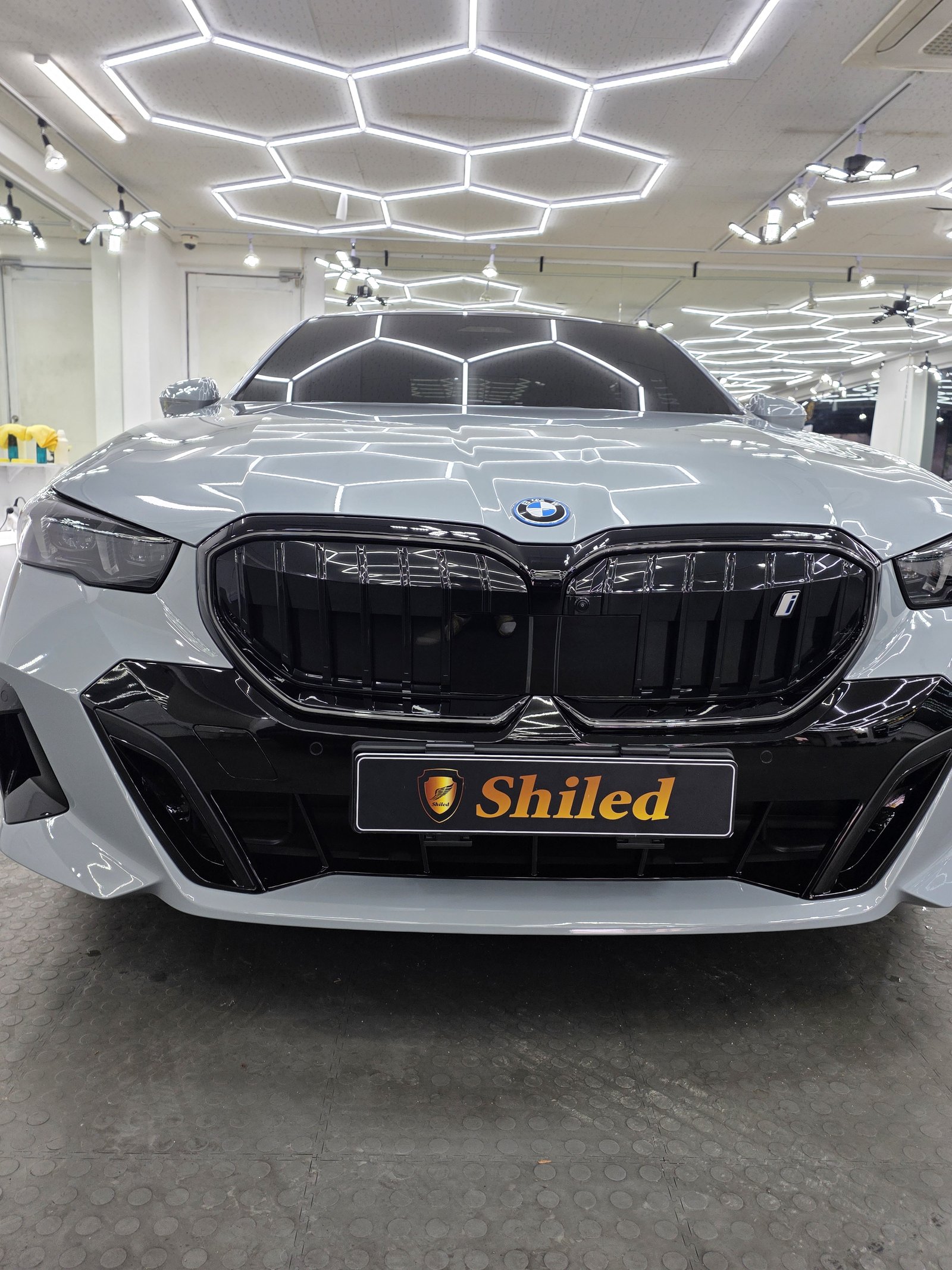 BMW i5 화이트 신차 F5 유리막코팅 - 부산 쉴드광택 전면
