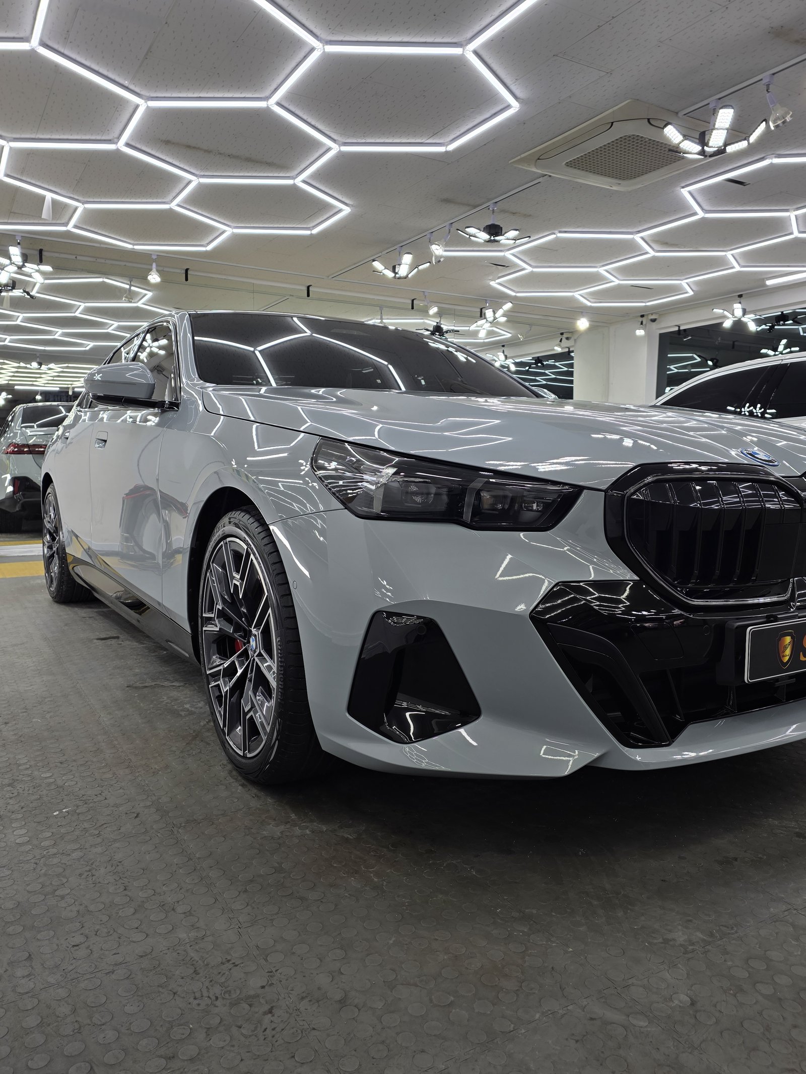 BMW i5 화이트 전측면 글로시 - 부산 유리막코팅