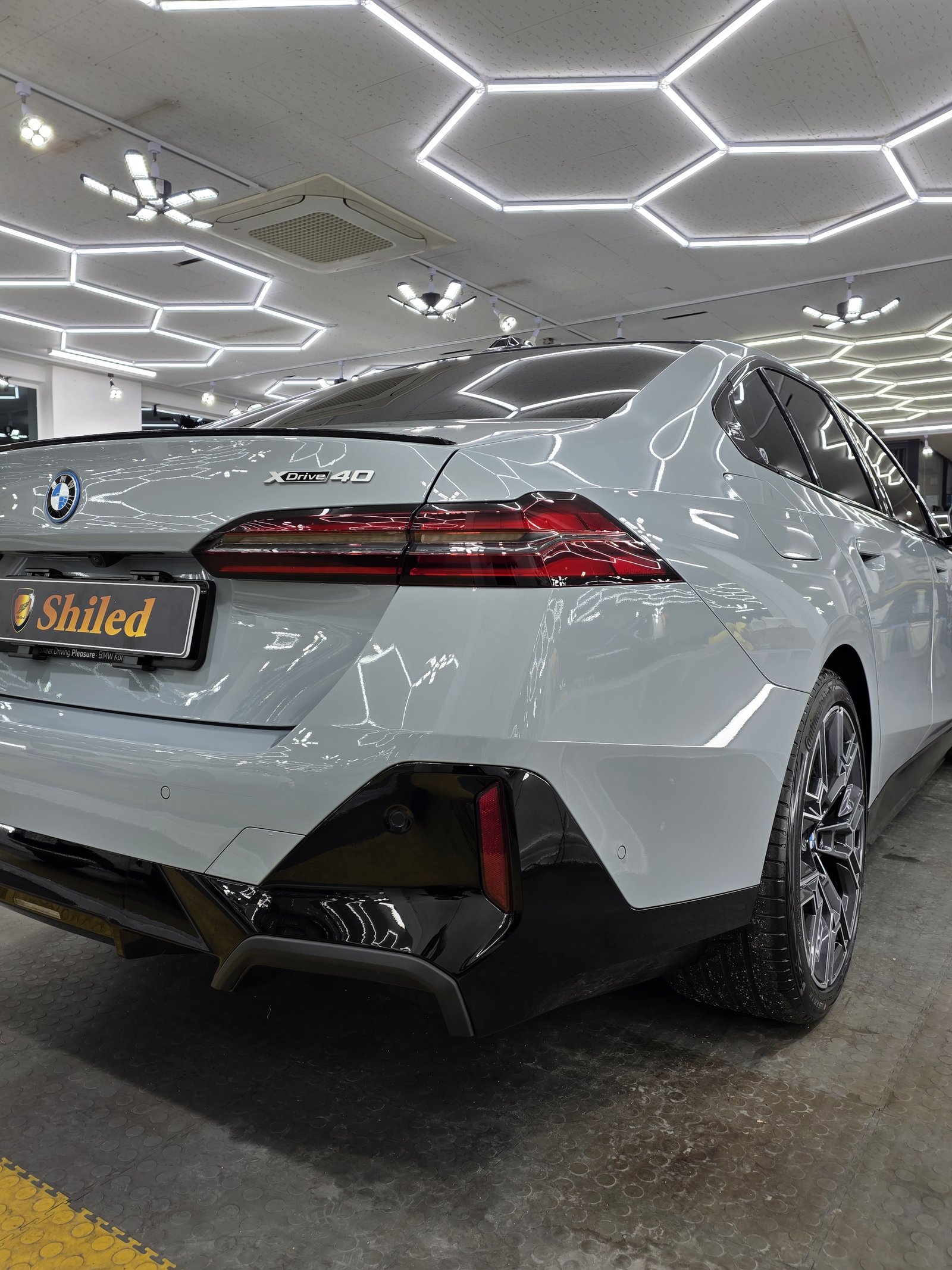 BMW i5 화이트 신차 후측면 - 부산 쉴드광택 신차코팅
