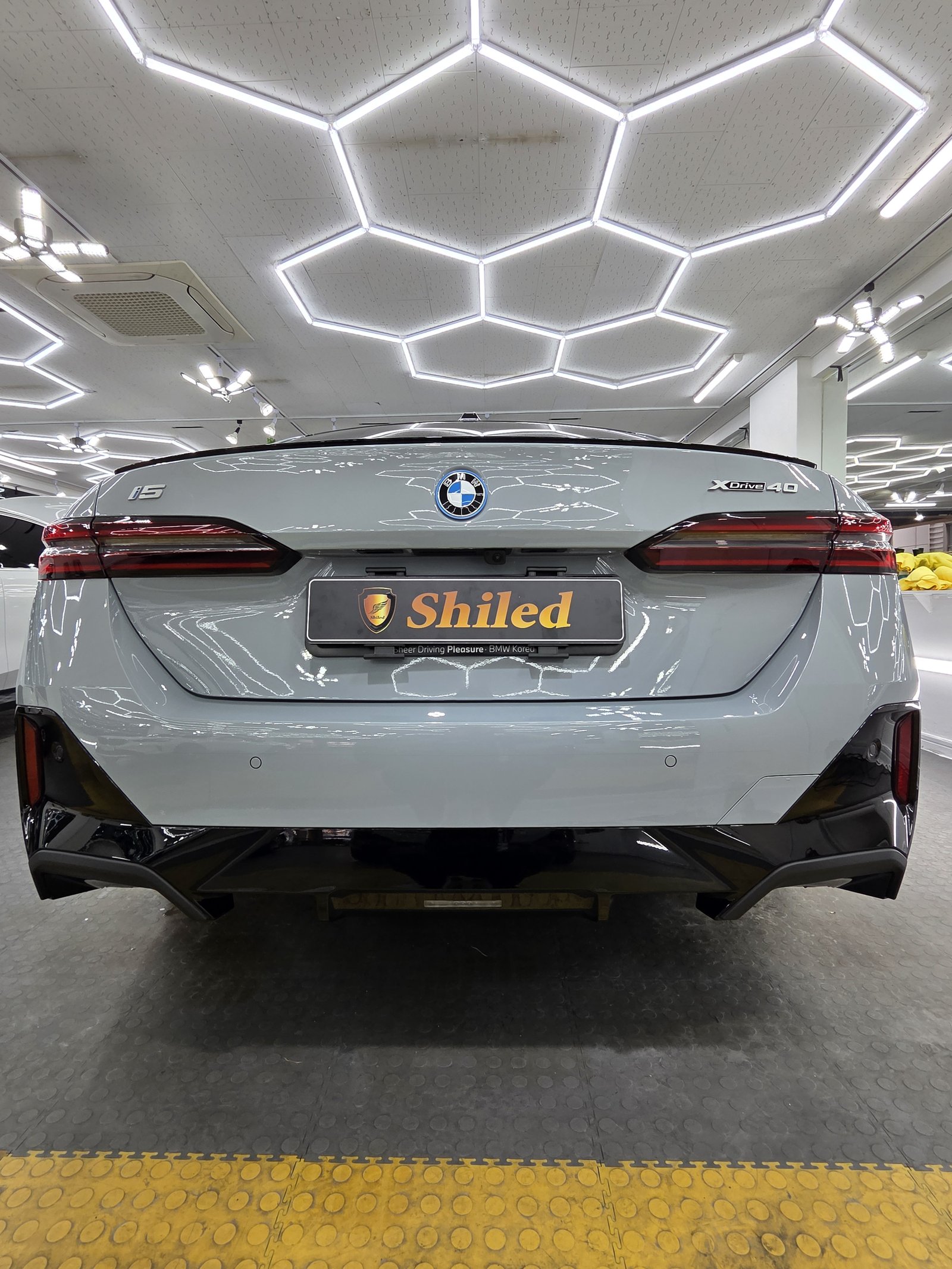 BMW i5 화이트 신차 후면 - 부산 유리막코팅