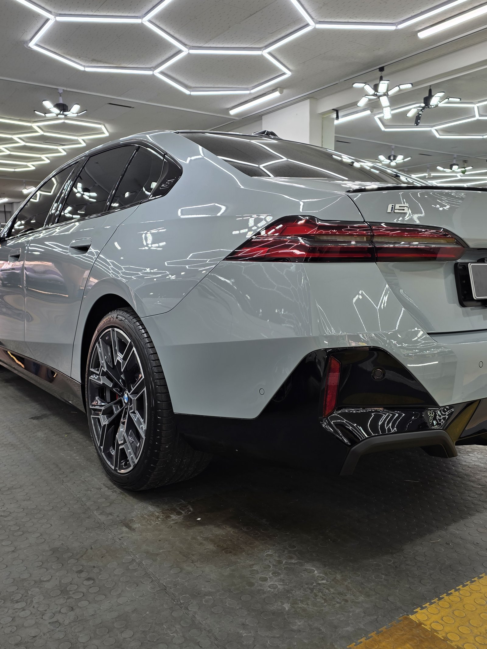 BMW i5 화이트 신차 후측면 각도 - 부산 쉴드광택