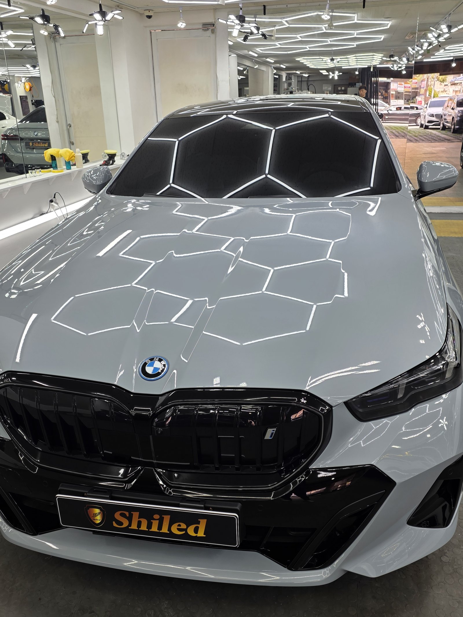 BMW i5 전면 클로즈업 - F5 코팅면 헥사곤 반사