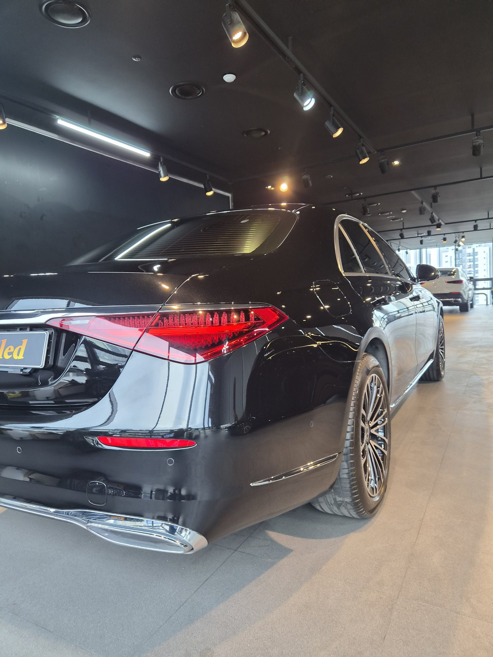 벤츠 S350 후미등 클로즈업 - F5 코팅 반사