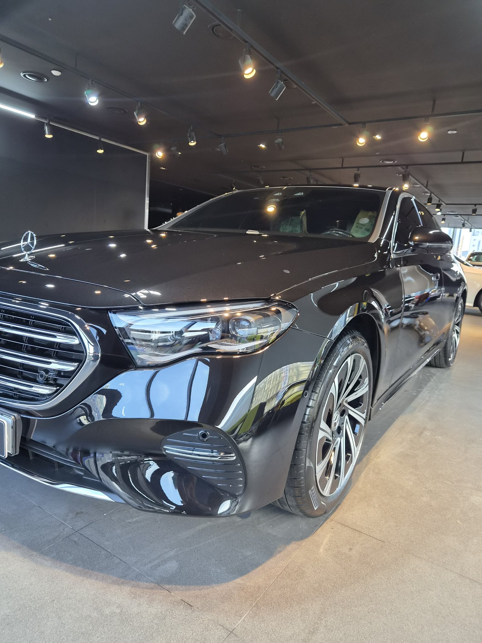 벤츠 E300 검정 신차 전측면 - 유리막코팅