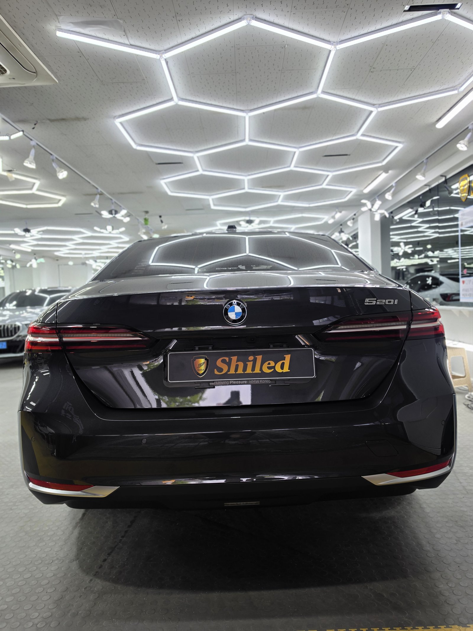 BMW 520i 그레이 신차 후면 - 부산 쉴드광택 신차코팅