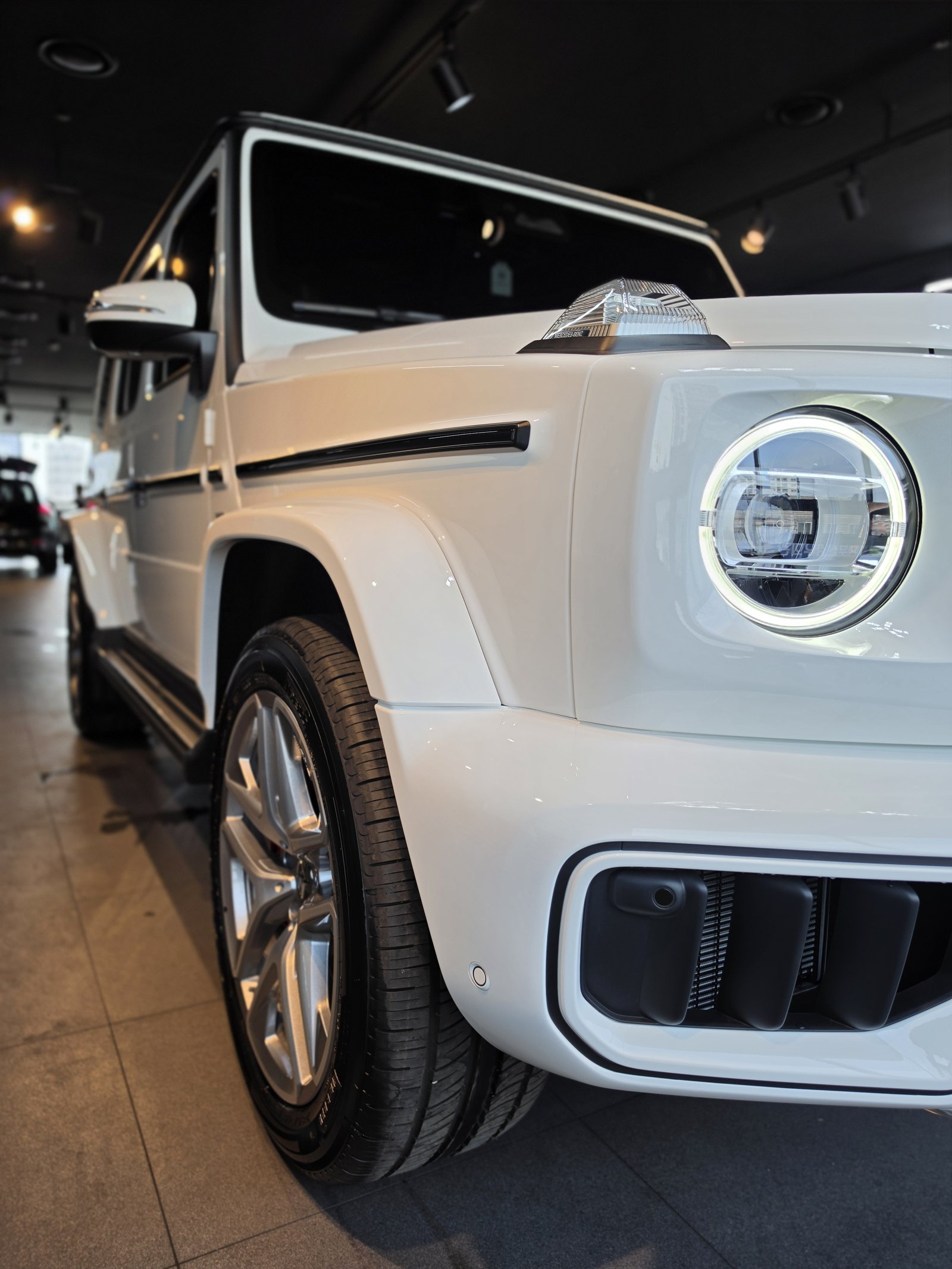 벤츠 G63 AMG 백색 전측면 - 부산 유리막코팅