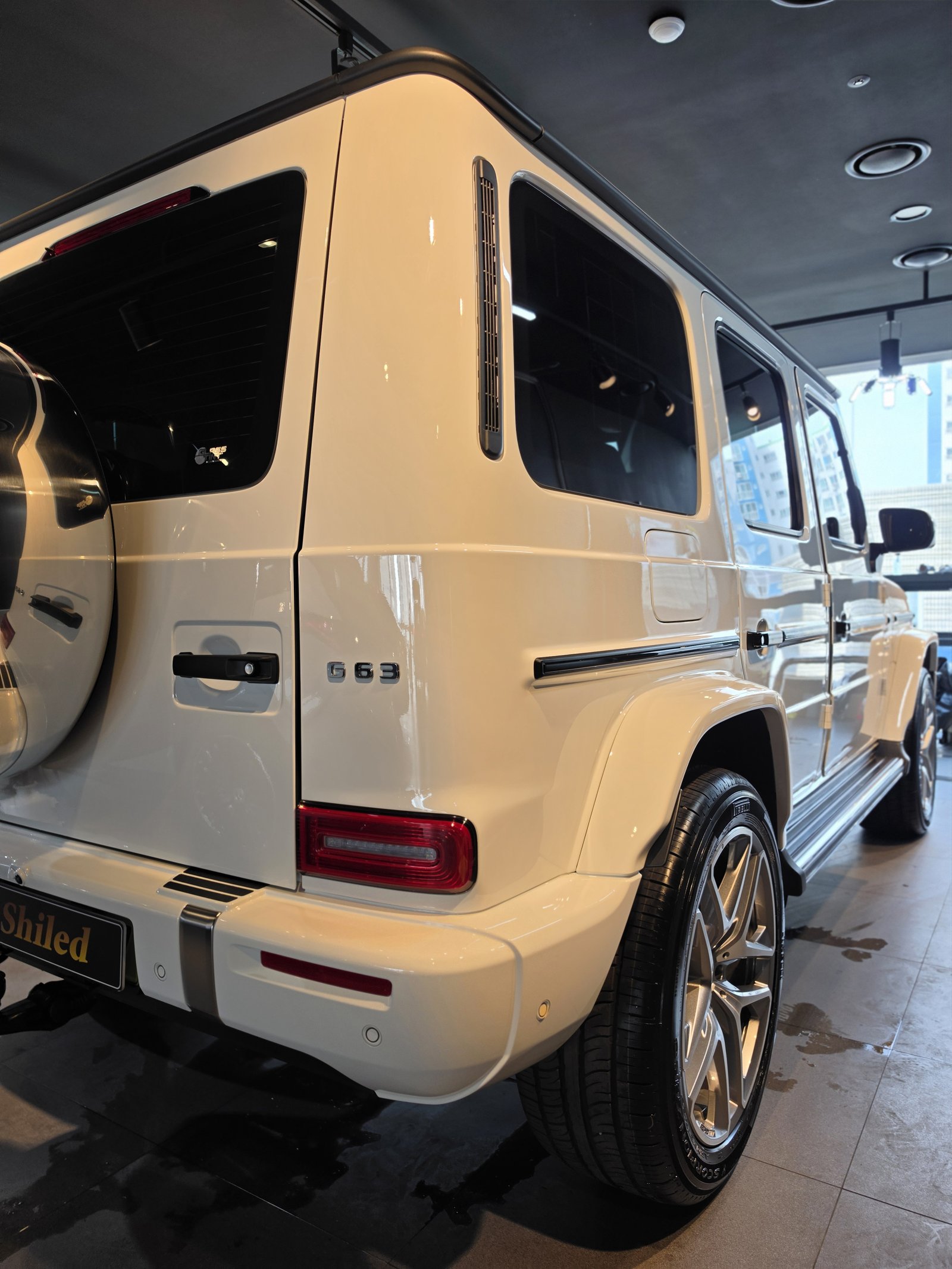 벤츠 G63 AMG 백색 신차 후측면 - 유리막코팅