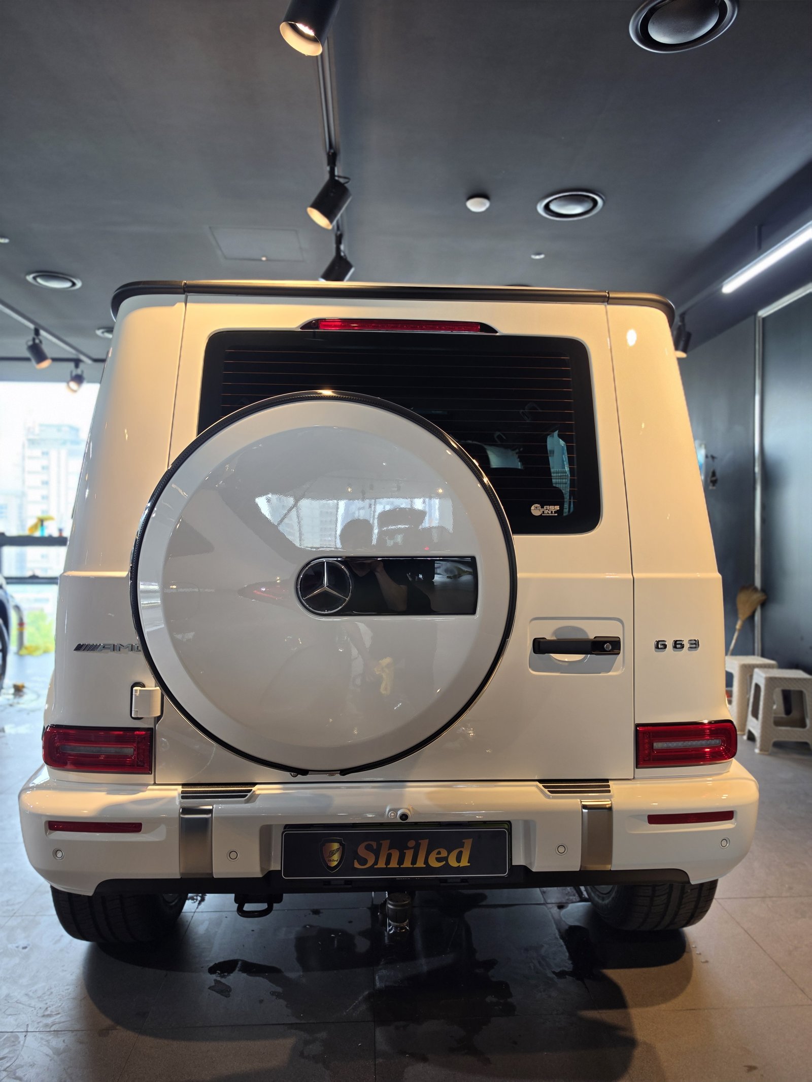 벤츠 G63 AMG 백색 신차 후면 스페어타이어 - 유리막코팅