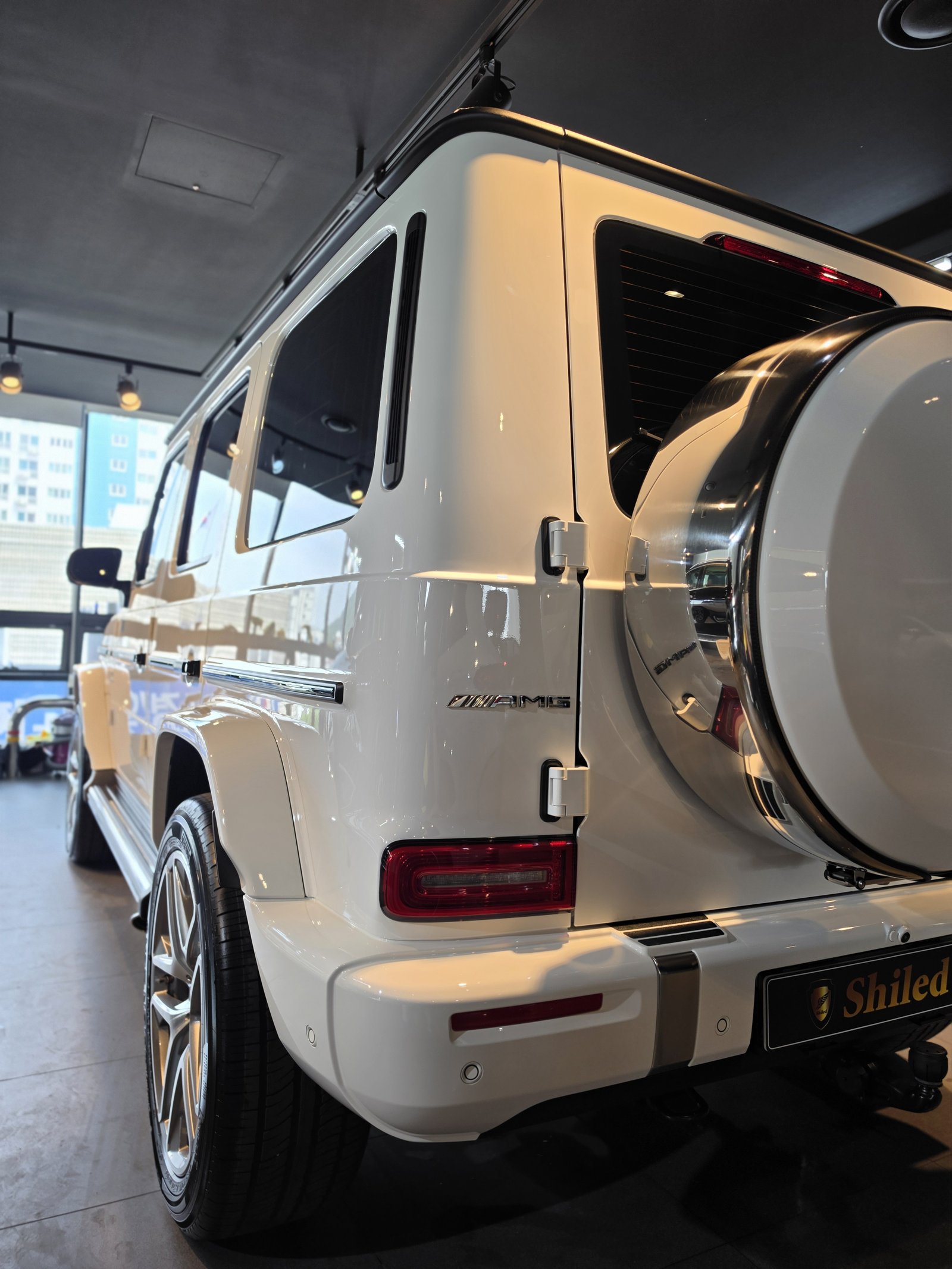 벤츠 G63 AMG 백색 신차 후측면 클로즈업 - 유리막코팅