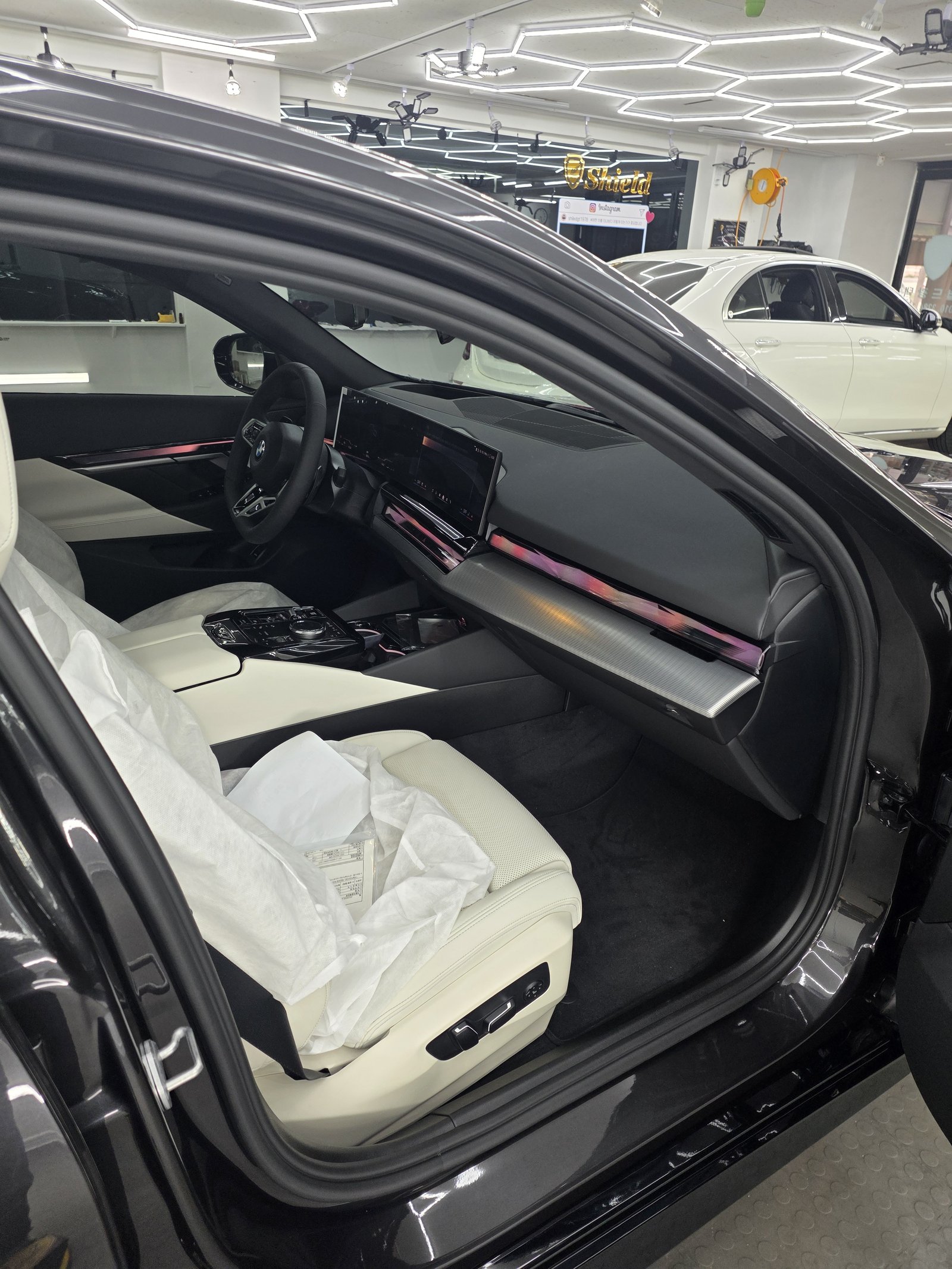 BMW 520i 신차 실내 대시보드 - 출고 전 컨디션