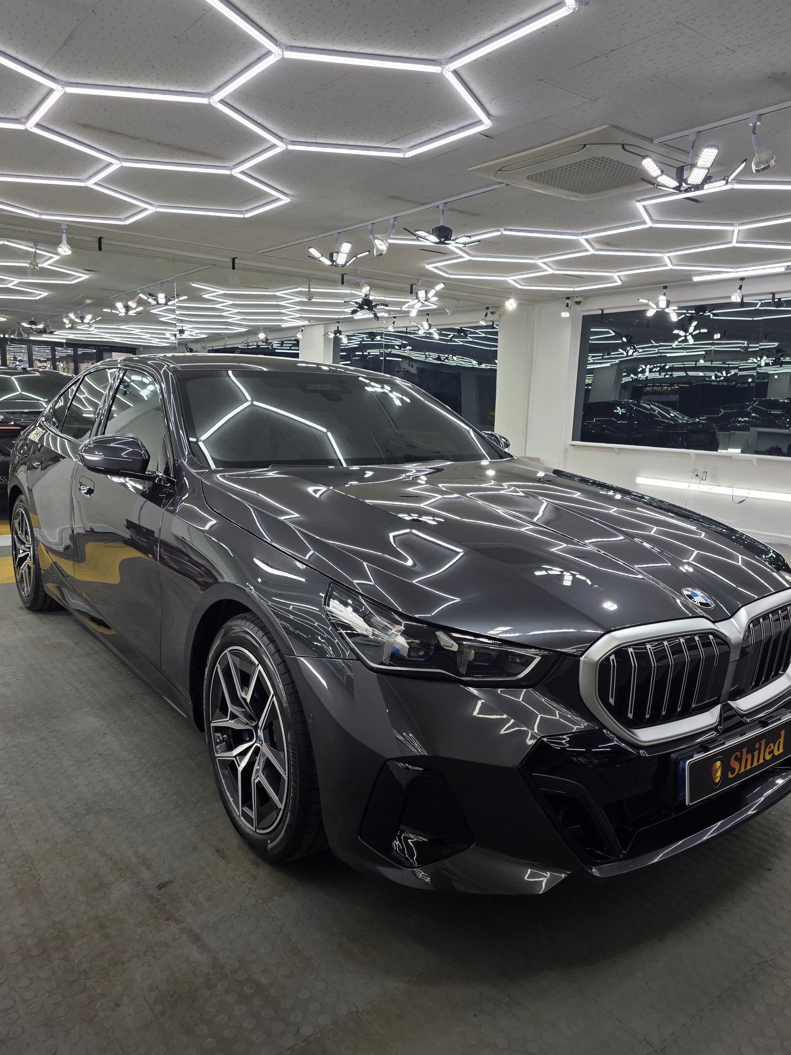 BMW 520i 다크그레이 전측면 - 부산 유리막코팅