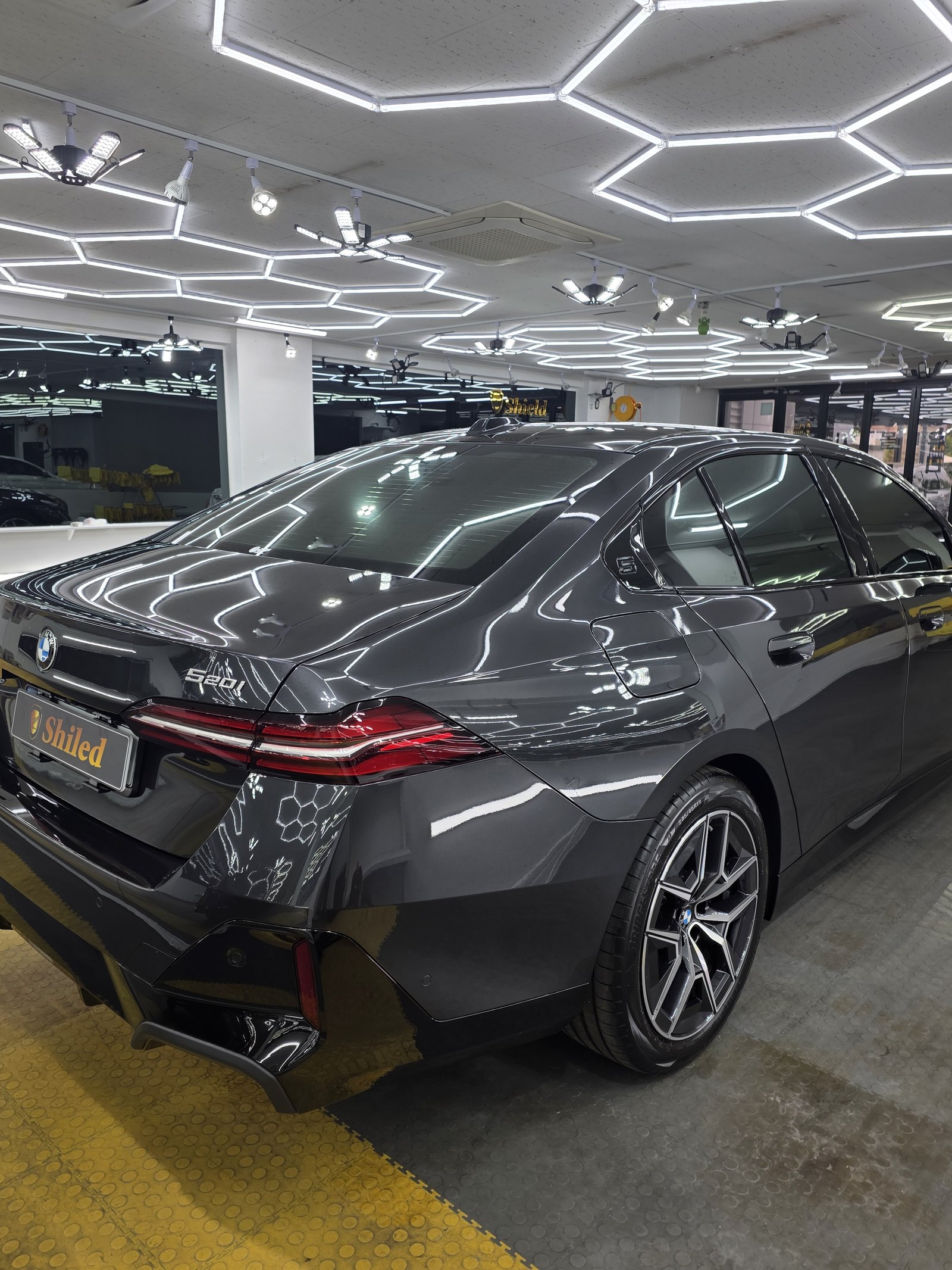 BMW 520i 다크그레이 신차 후측면 - 유리막코팅