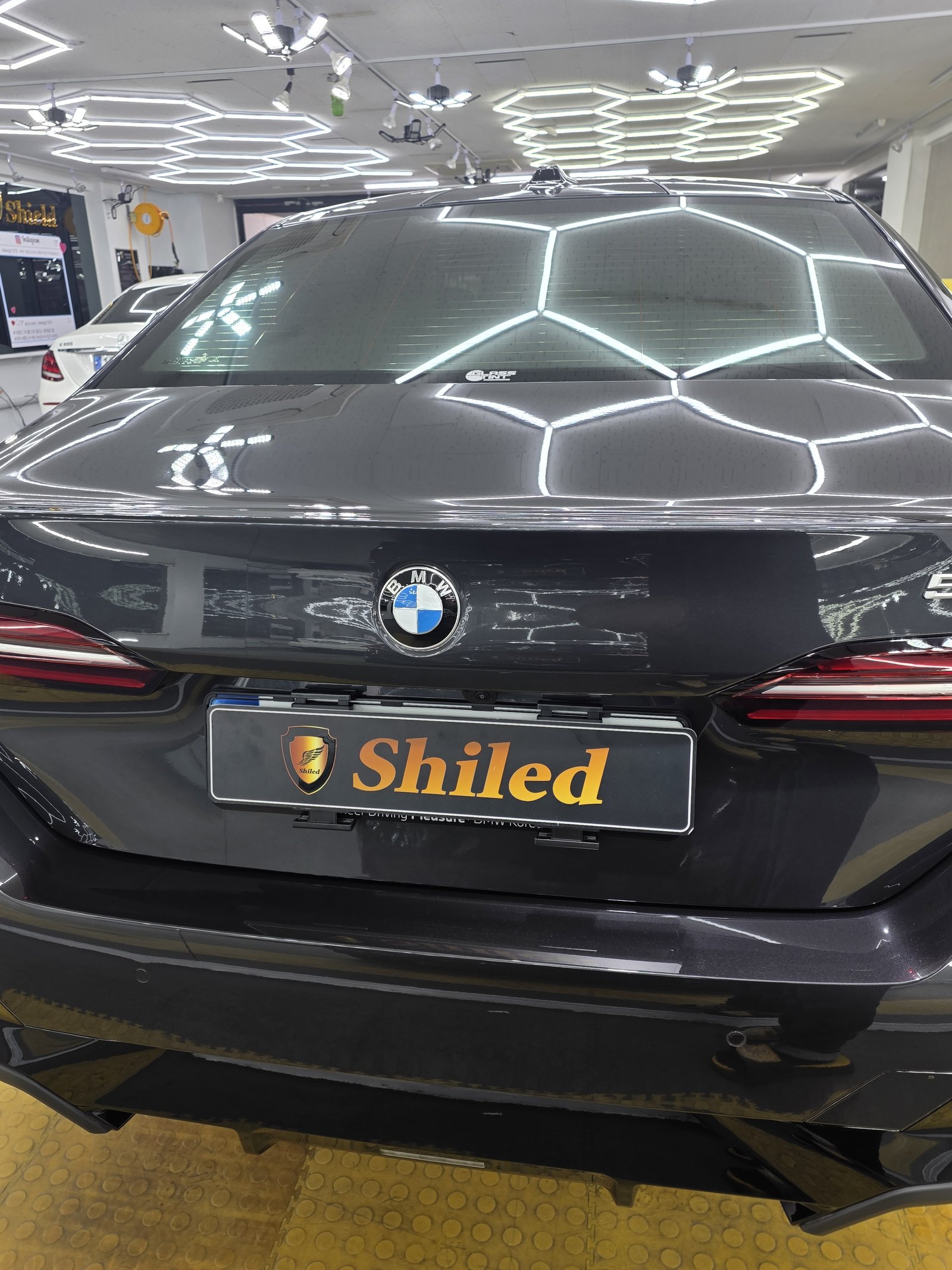 BMW 520i 다크그레이 신차 후면 - 유리막코팅