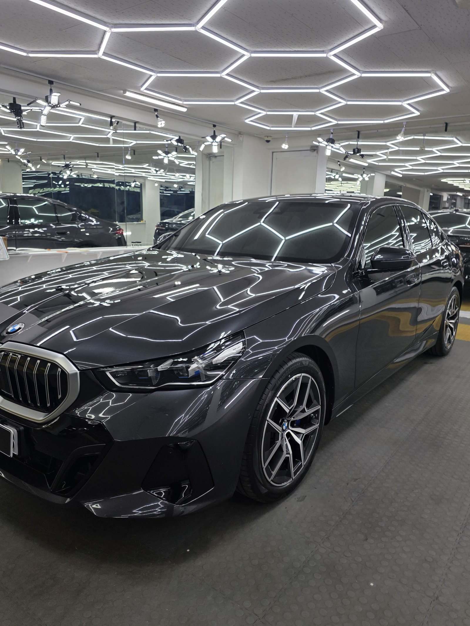 BMW 520i 다크그레이 신차 후측면 클로즈업 - 유리막코팅