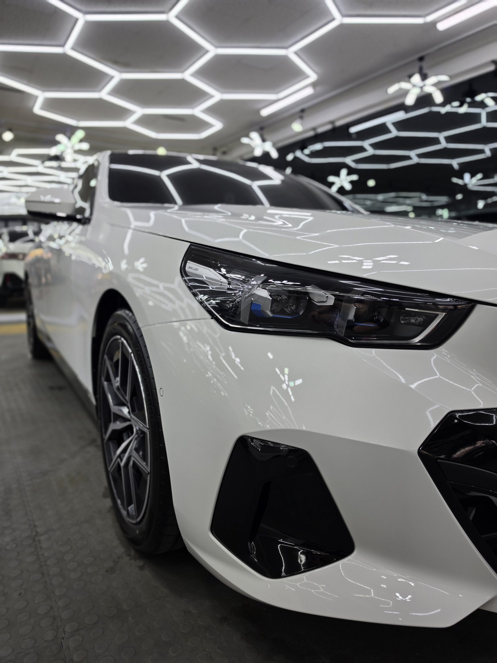 BMW 530i 백색 전측면 - 부산 유리막코팅