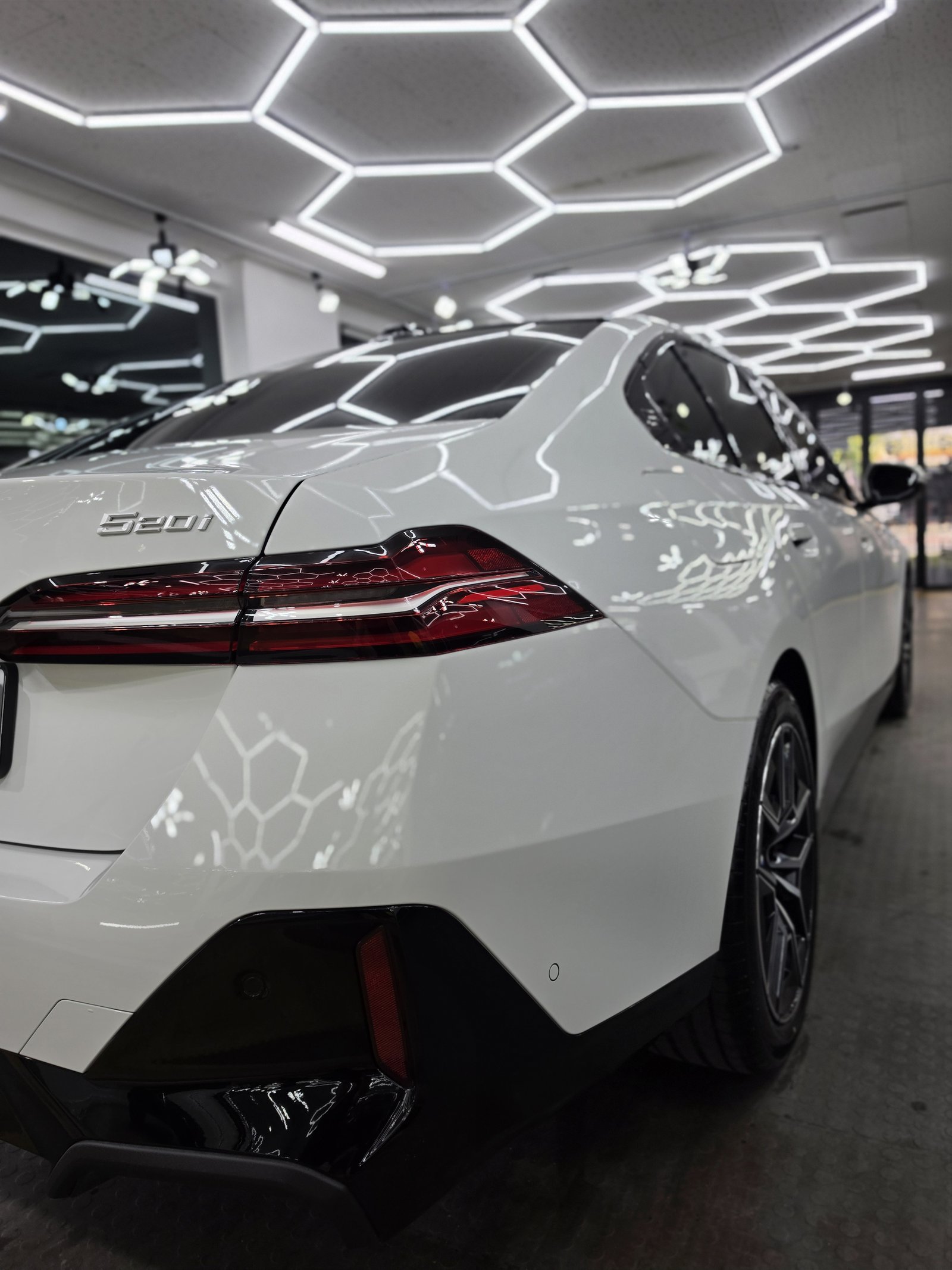BMW 530i 백색 신차 후측면 - 유리막코팅