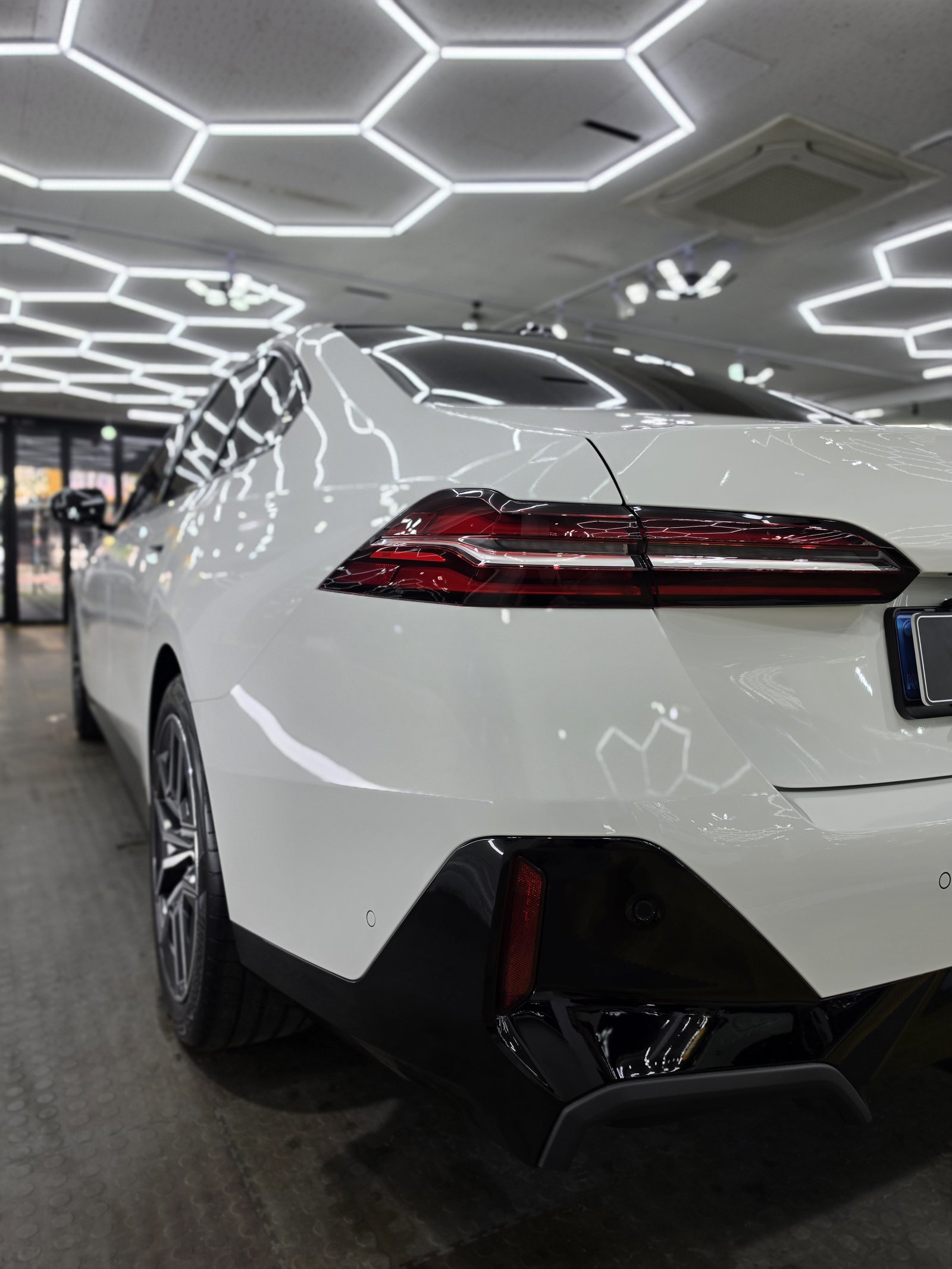 BMW 530i 백색 신차 전측면 헤드라이트 - 유리막코팅