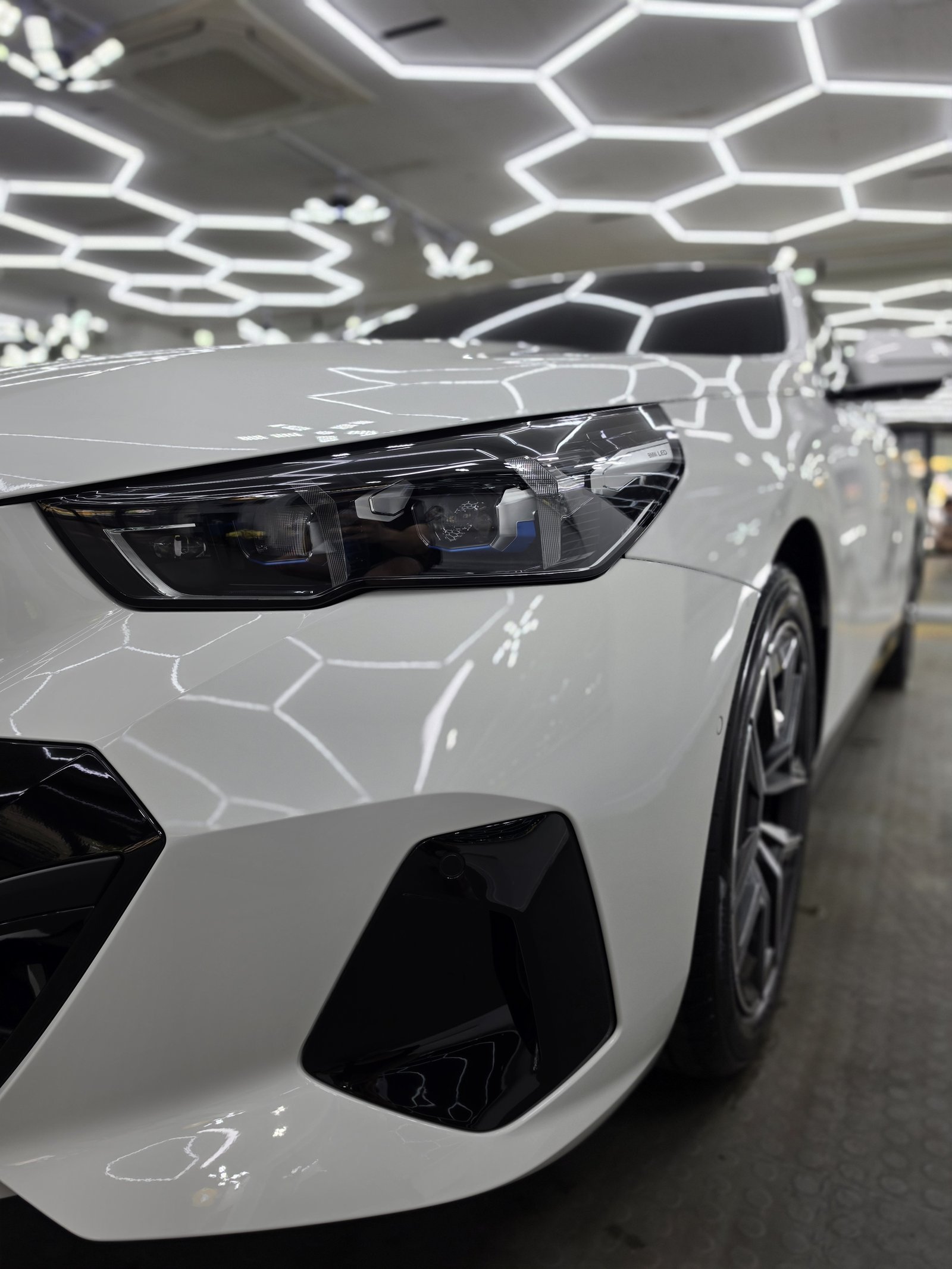 BMW 530i 백색 신차 전측면 - 유리막코팅