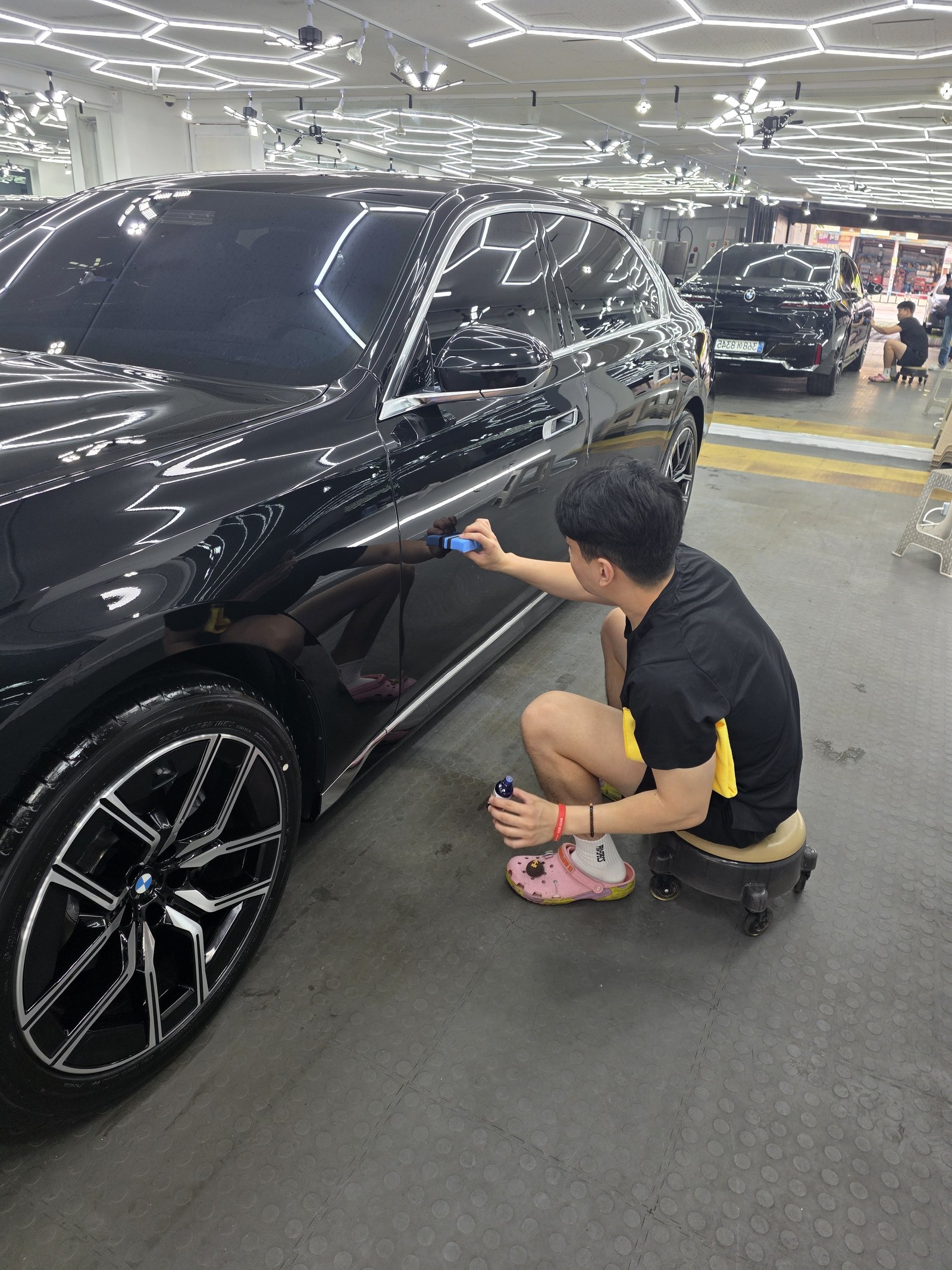 BMW 740d 검정 코팅 작업 중 - G-PRO 유리막코팅
