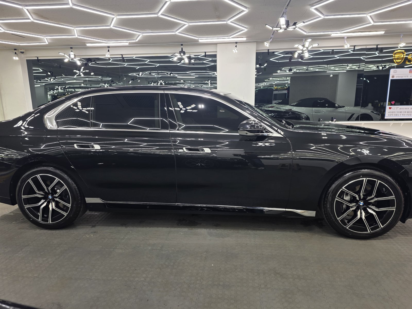 BMW 740d 검정 전측면 - 부산 쉴드광택 신차코팅