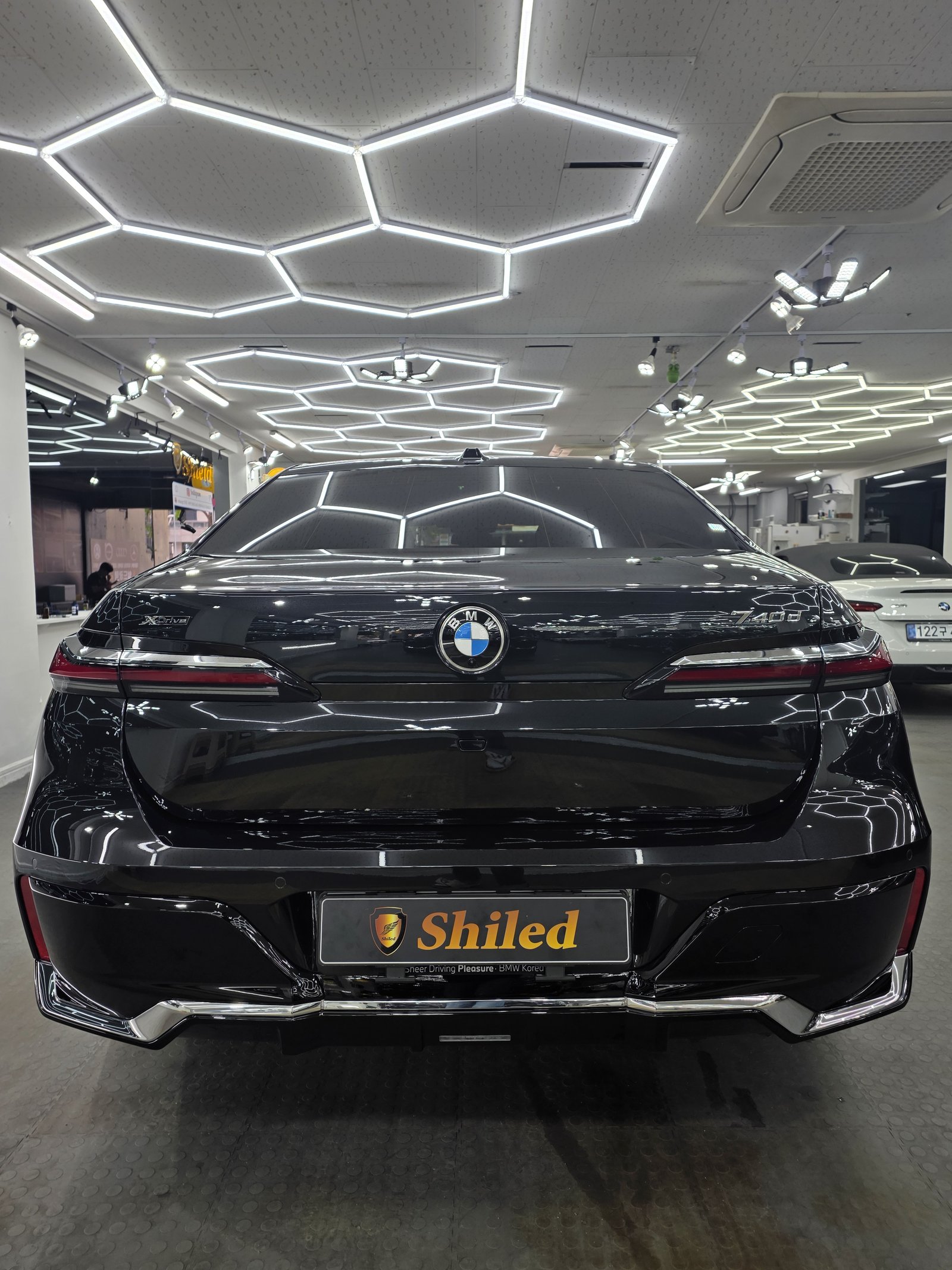 BMW 740d 검정 후측면 - G-PRO 코팅 마감