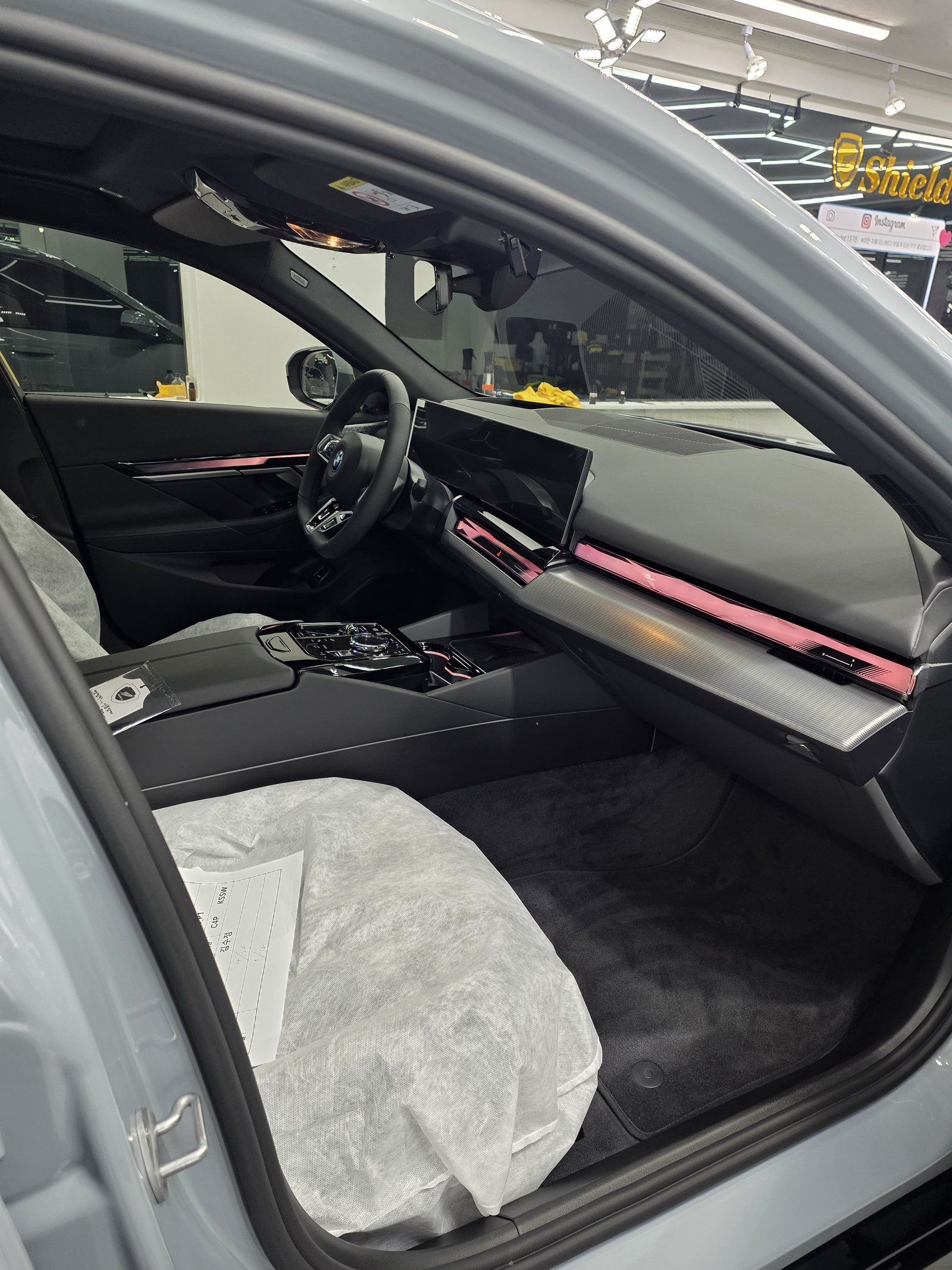 BMW i5 화이트 신차 실내 - 부산 쉴드광택 신차코팅
