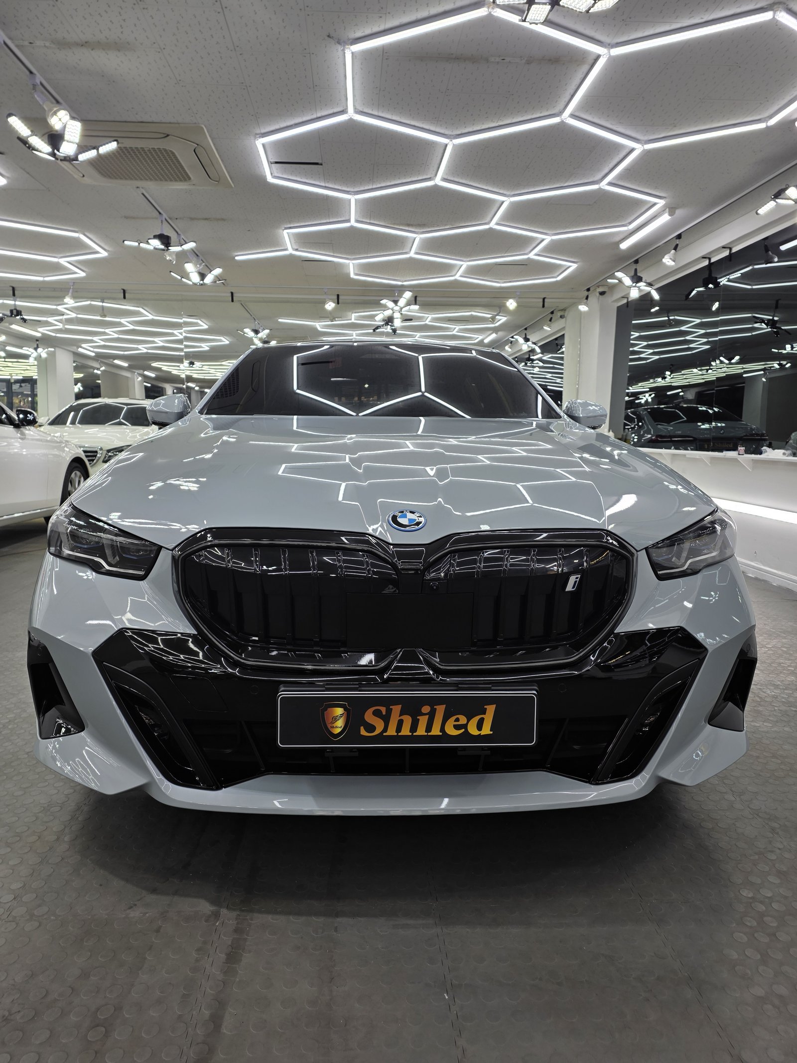BMW i5 화이트 전면 그릴 - 부산 유리막코팅