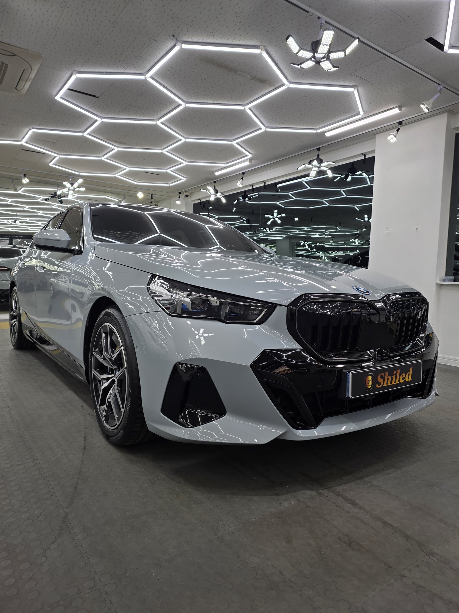 BMW i5 화이트 전측면 - G-PRO 코팅 마감