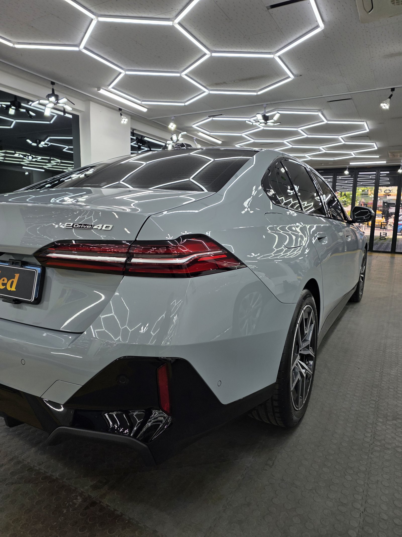 BMW i5 화이트 후측면 - 부산 유리막코팅