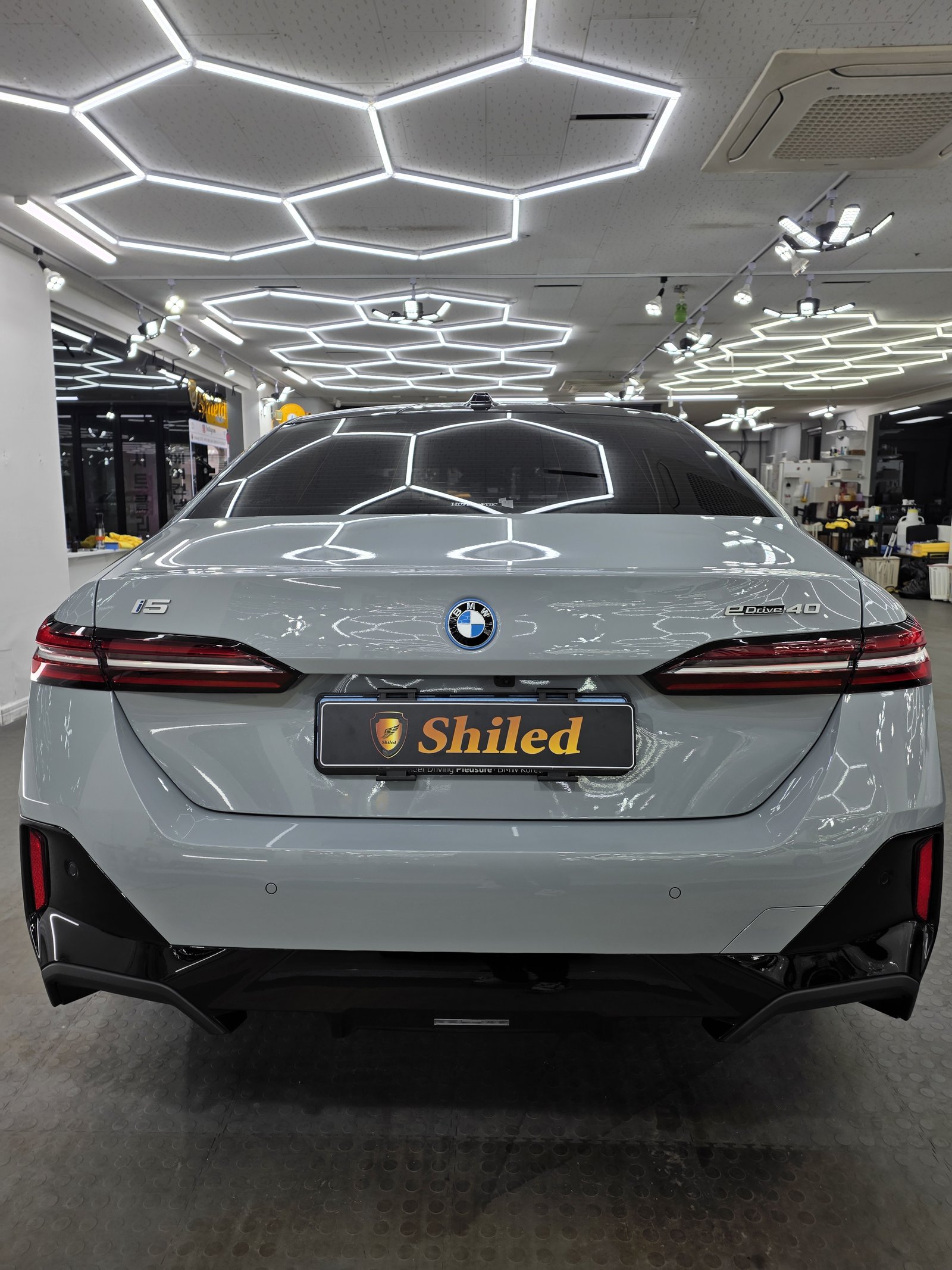BMW i5 화이트 후면 - G-PRO 코팅 마감