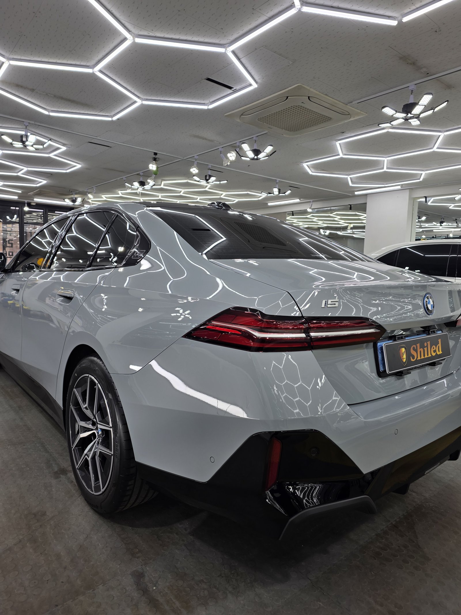 BMW i5 화이트 후측면 - 부산 쉴드광택 신차코팅