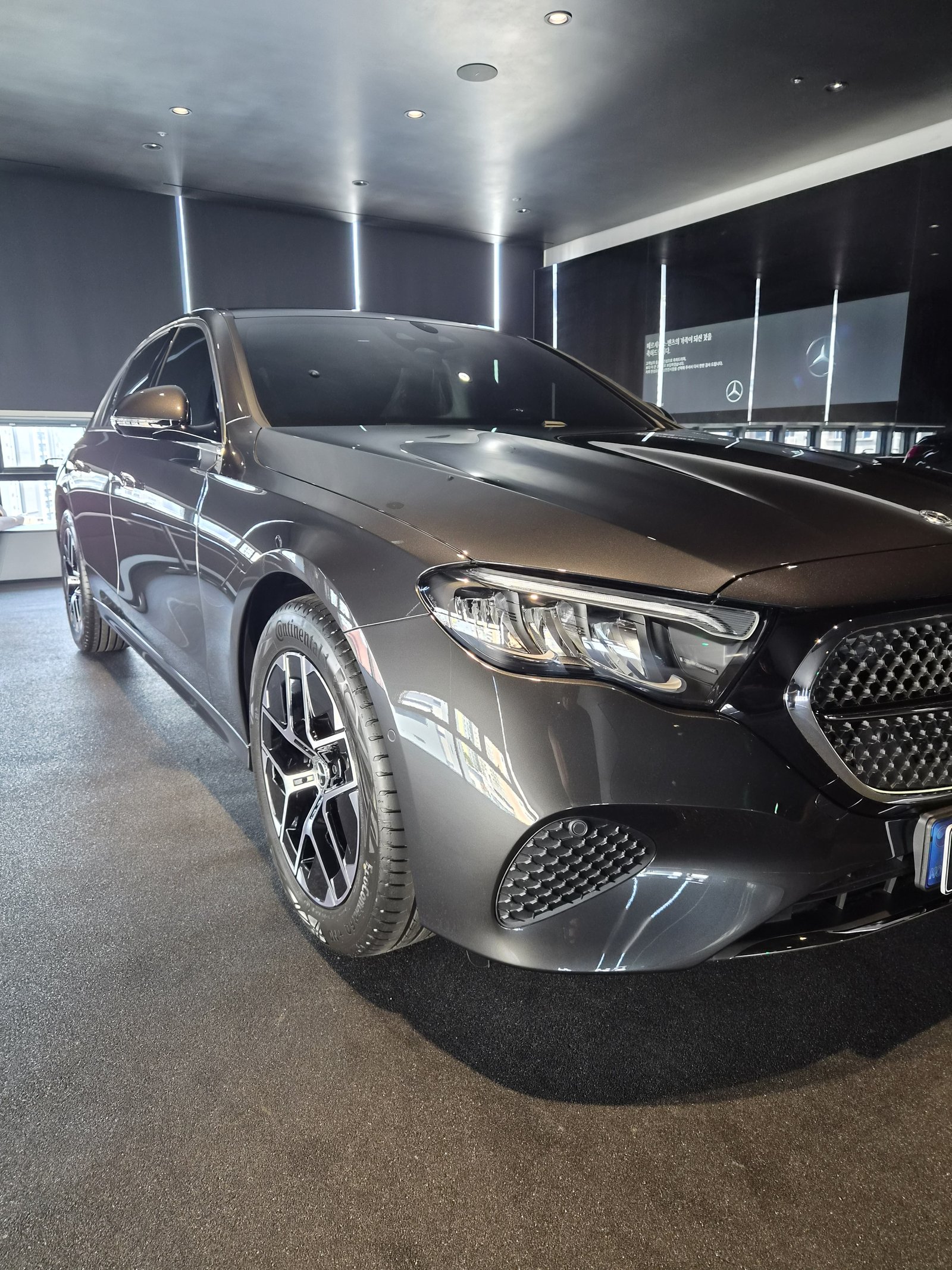 벤츠 E200 그레이 후측면 - 부산 쉴드광택 신차코팅