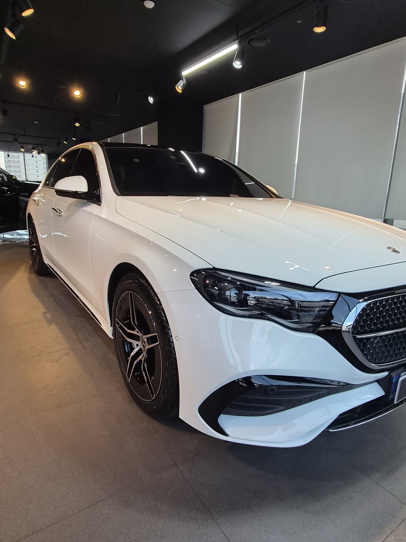 벤츠 E300 4매틱 백색 전측면 - F5 코팅 마감