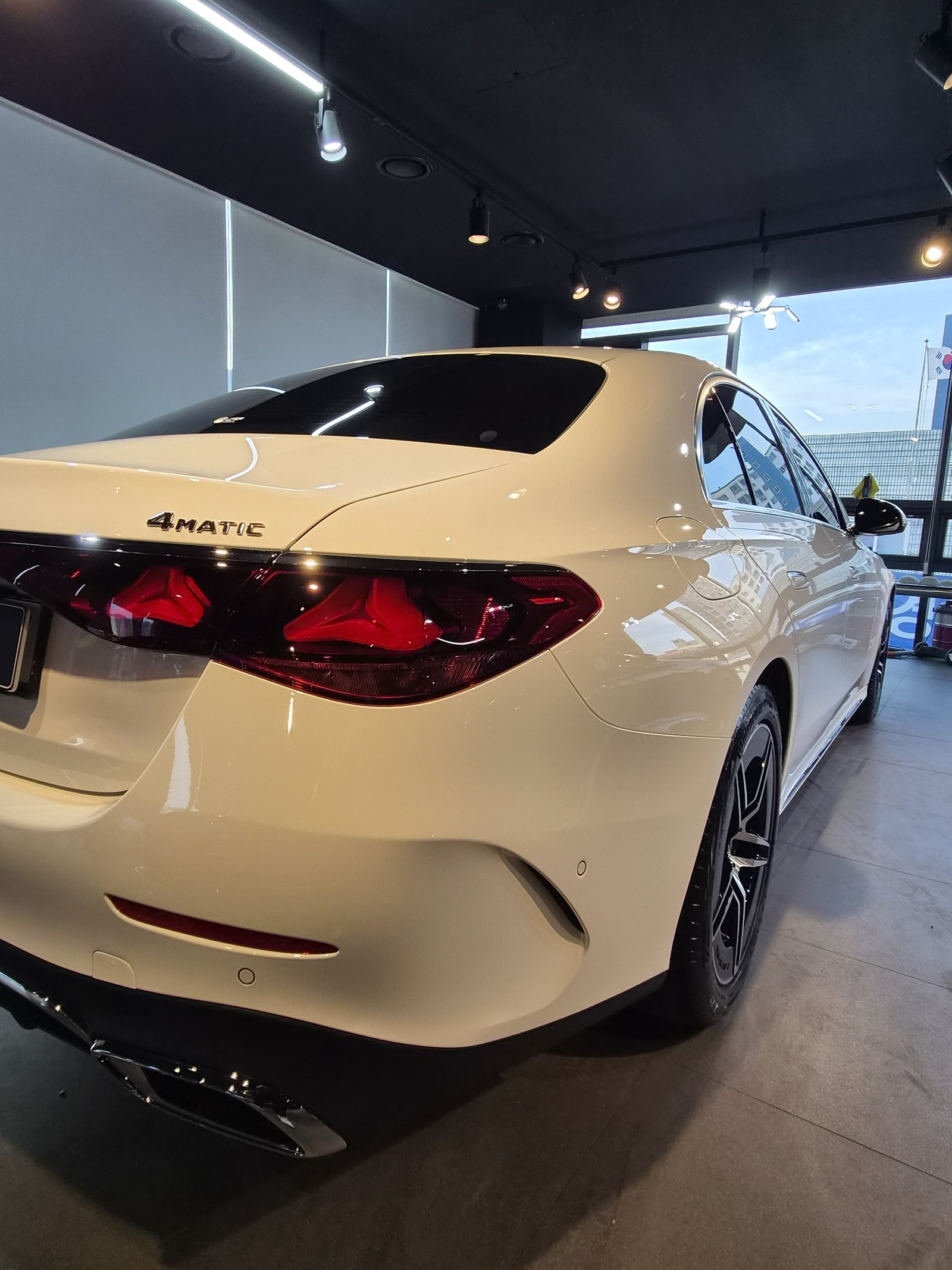 벤츠 E300 4매틱 백색 후측면 - 부산 유리막코팅