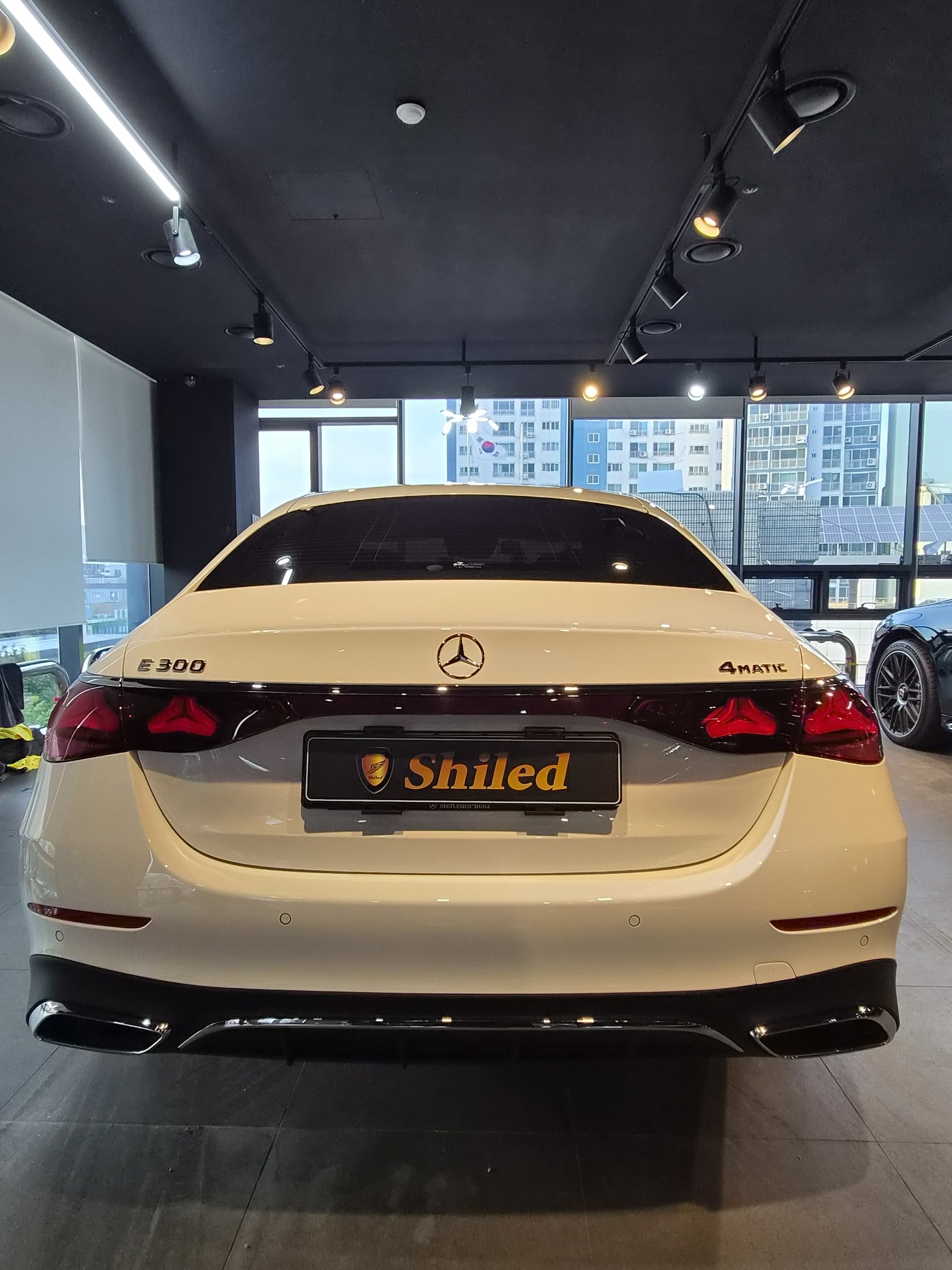 벤츠 E300 4매틱 백색 후면 4매틱 배지 - F5 코팅