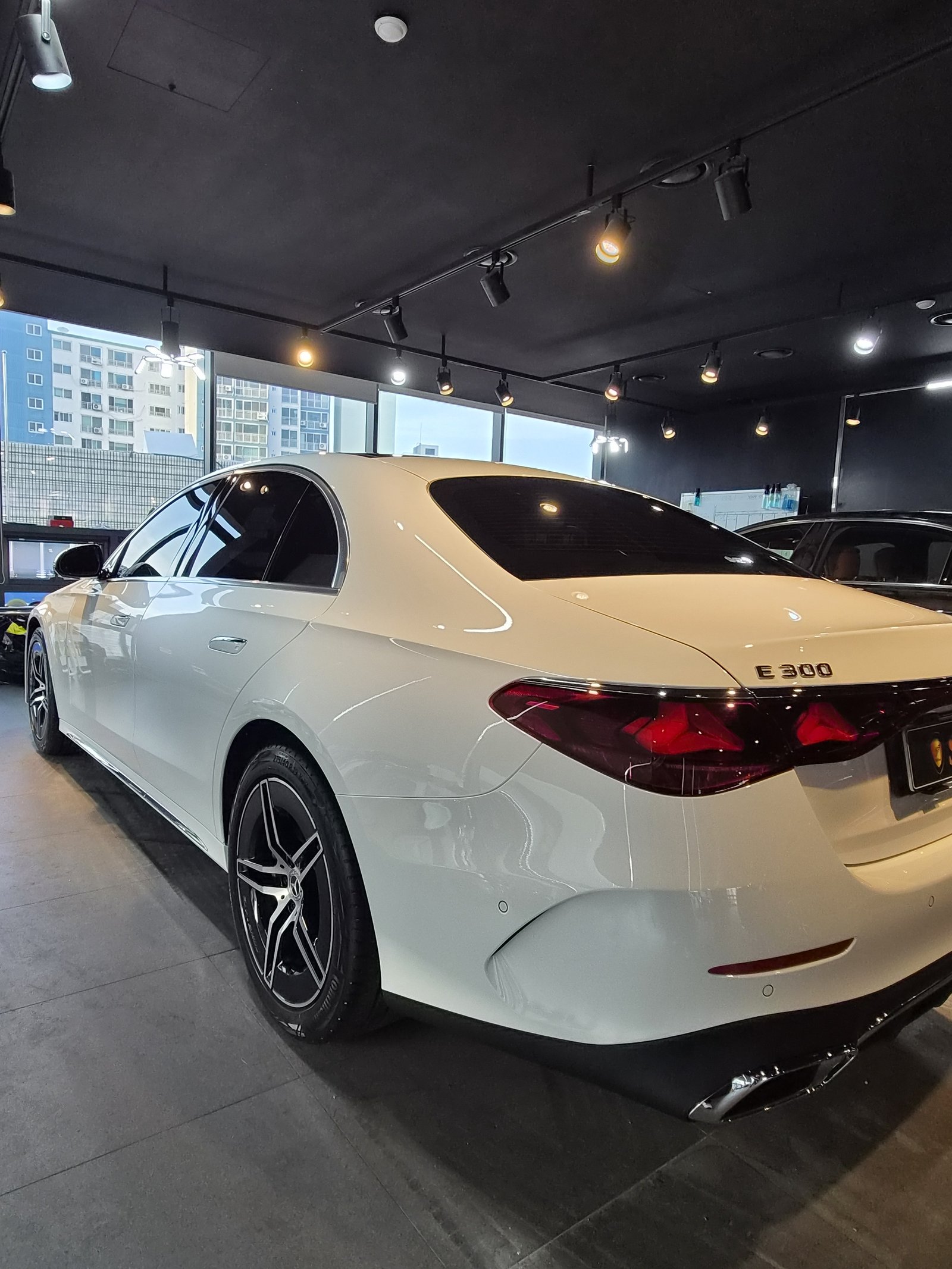 벤츠 E300 4매틱 백색 후측면 - 부산 쉴드광택 신차코팅