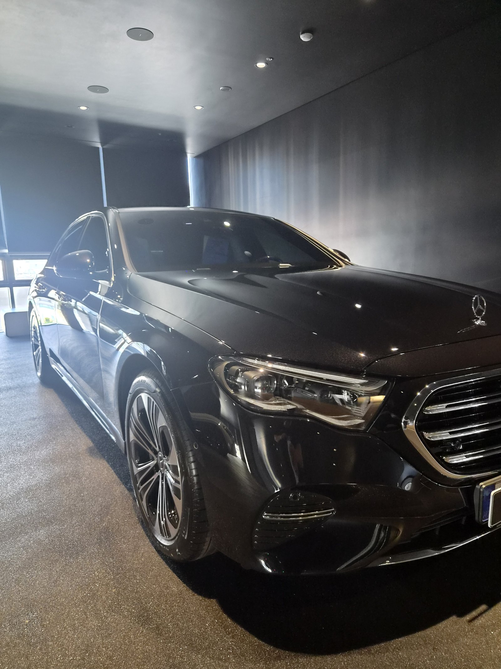 벤츠 E350e 검정 전측면 - F5 코팅 마감