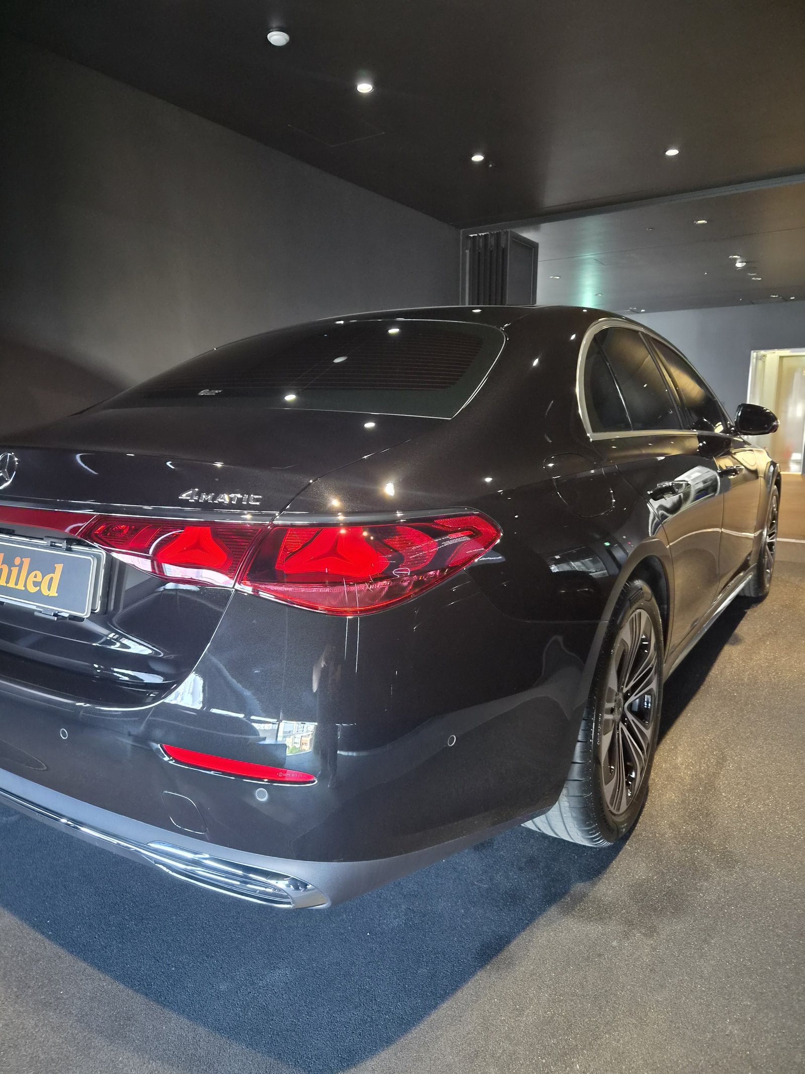 벤츠 E350e 검정 후측면 - 부산 유리막코팅