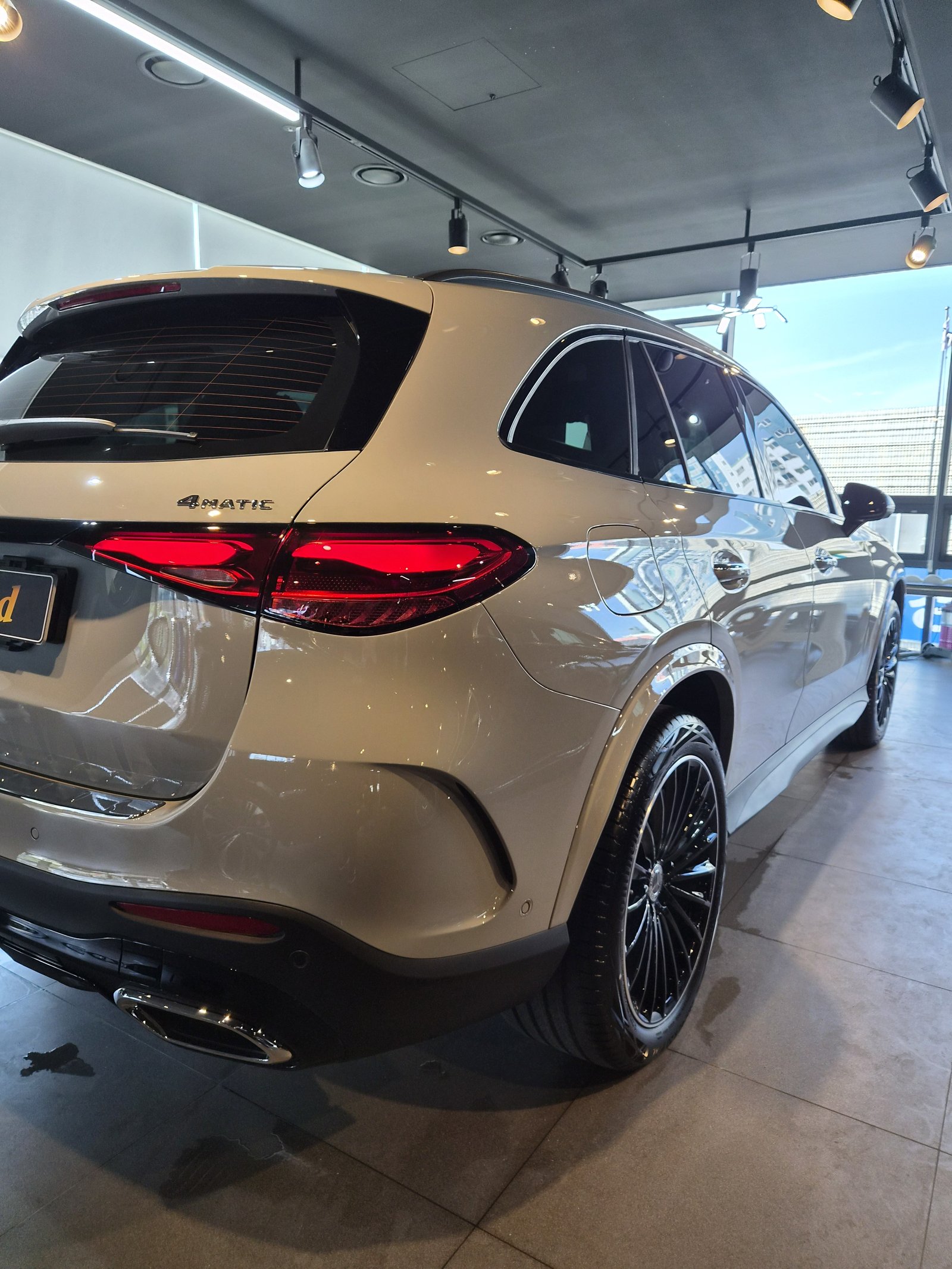 벤츠 GLC300 백색 신차 후측면 - 부산 쉴드광택 신차코팅