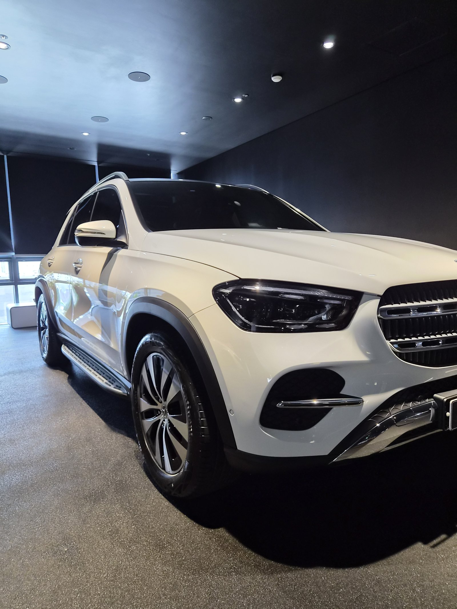 벤츠 GLE450 백색 전측면 - F5 코팅 마감