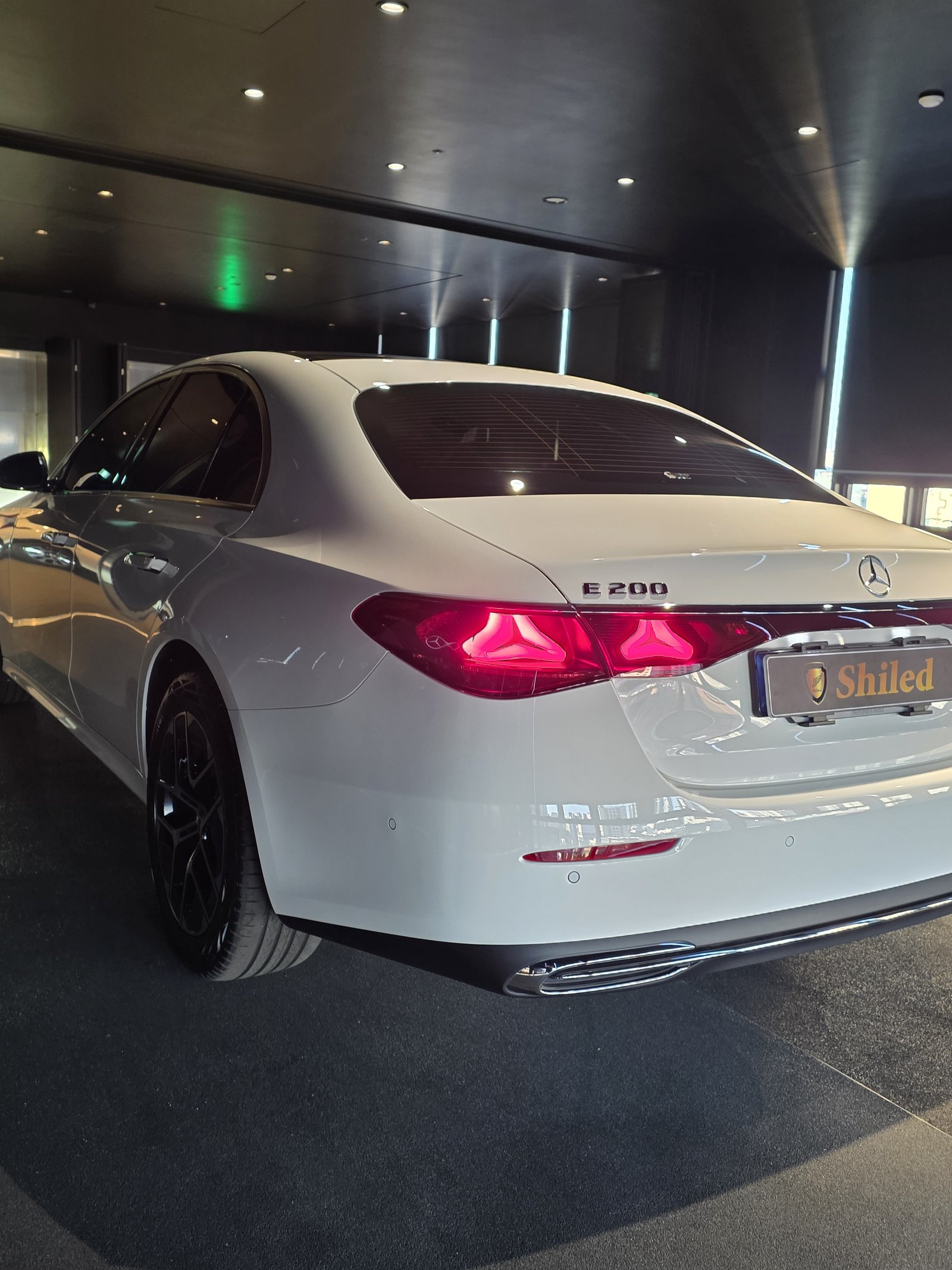 벤츠 E300 백색 신차 측후면 - 부산 쉴드광택 신차코팅