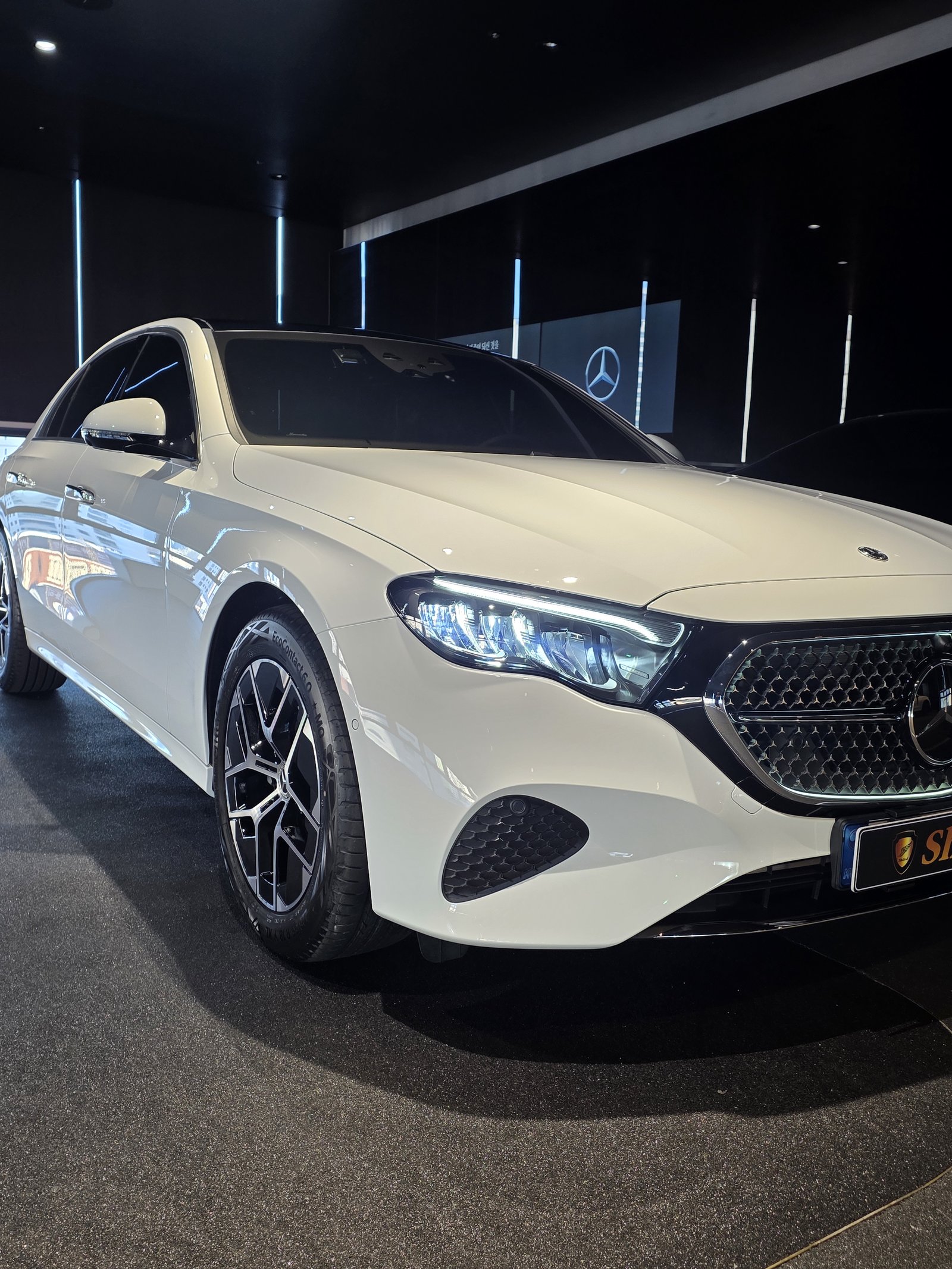 벤츠 E300 백색 신차 전측면 주간 - 부산 유리막코팅