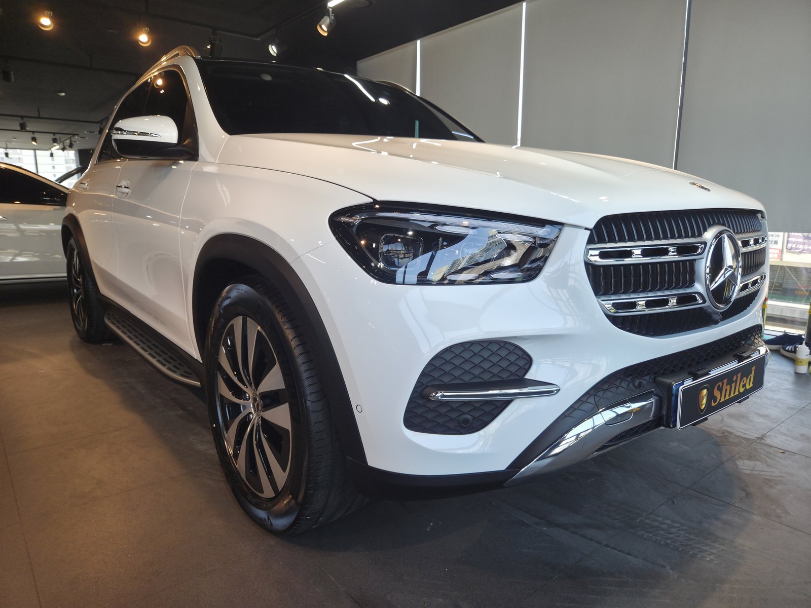 벤츠 GLE450 백색 전측면 글로시 - 부산 유리막코팅