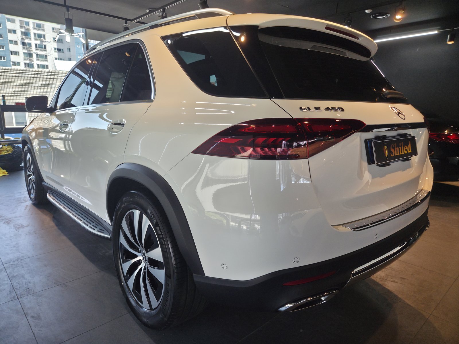 벤츠 GLE450 백색 신차 후측면 - 부산 쉴드광택 신차코팅